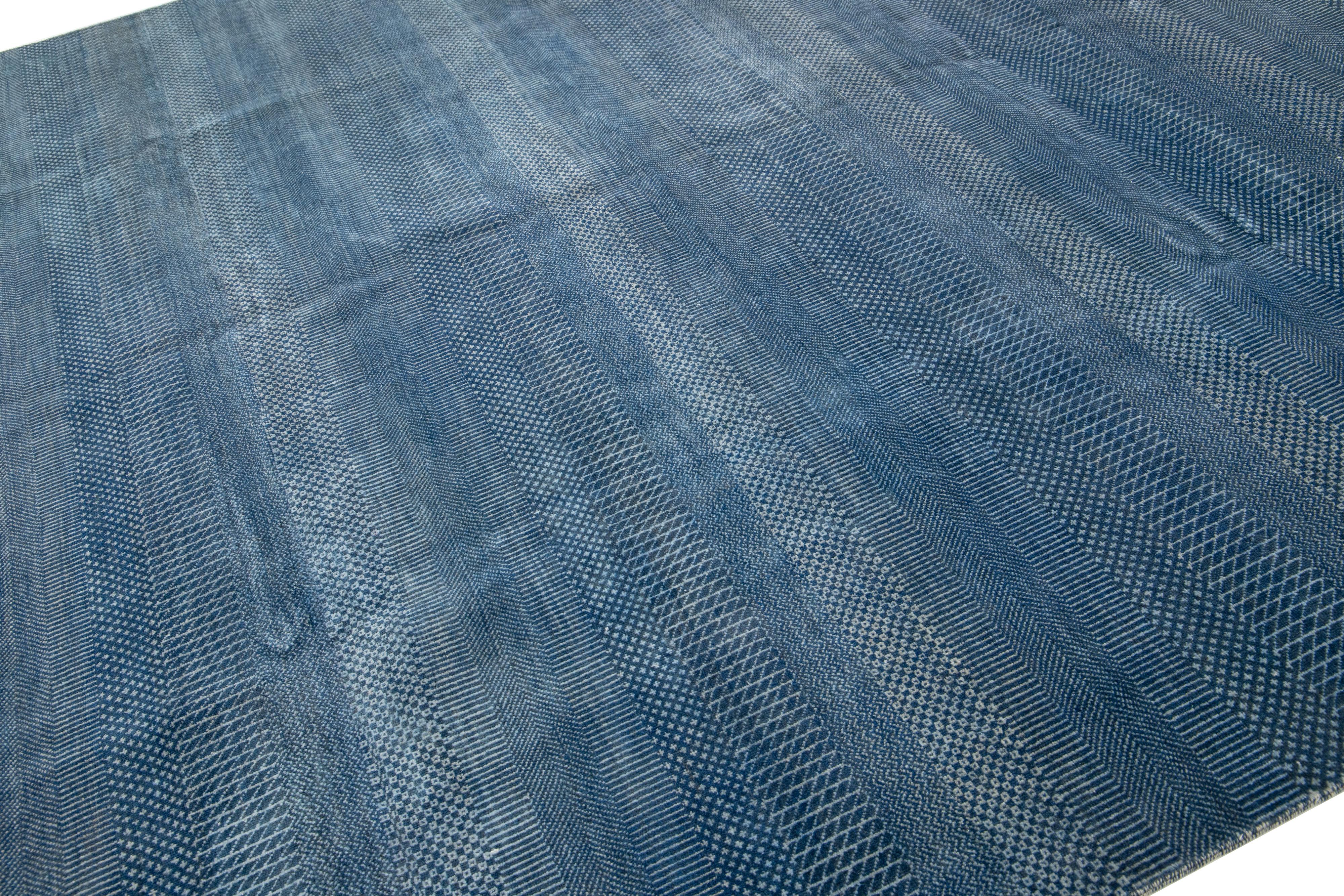 Moderner Savannah-Wollteppich in Zimmergröße, handgefertigt in Blau mit geometrischem Muster (Handgeknüpft) im Angebot