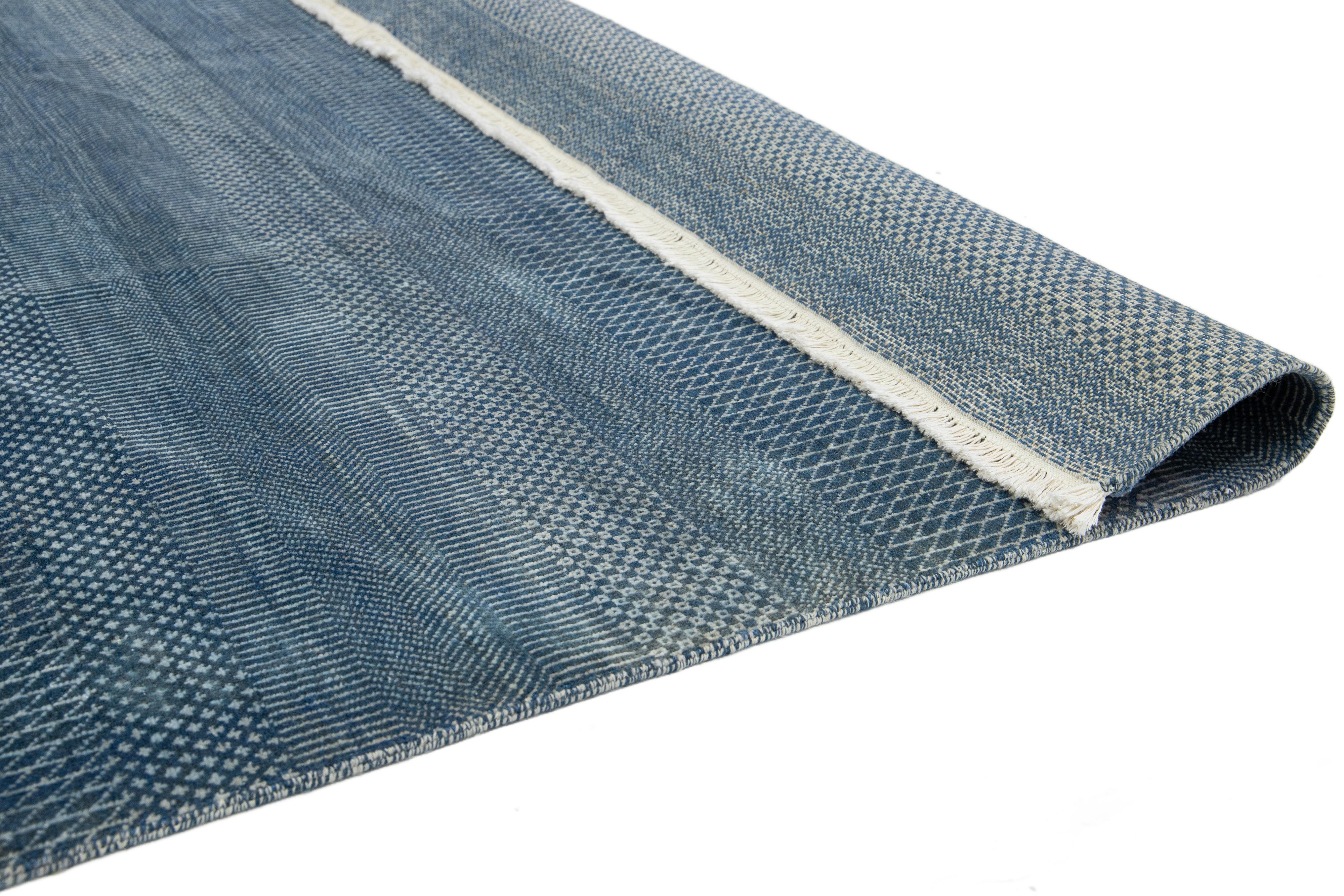 Moderner Savannah-Wollteppich in Zimmergröße, handgefertigt in Blau mit geometrischem Muster im Zustand „Neu“ im Angebot in Norwalk, CT