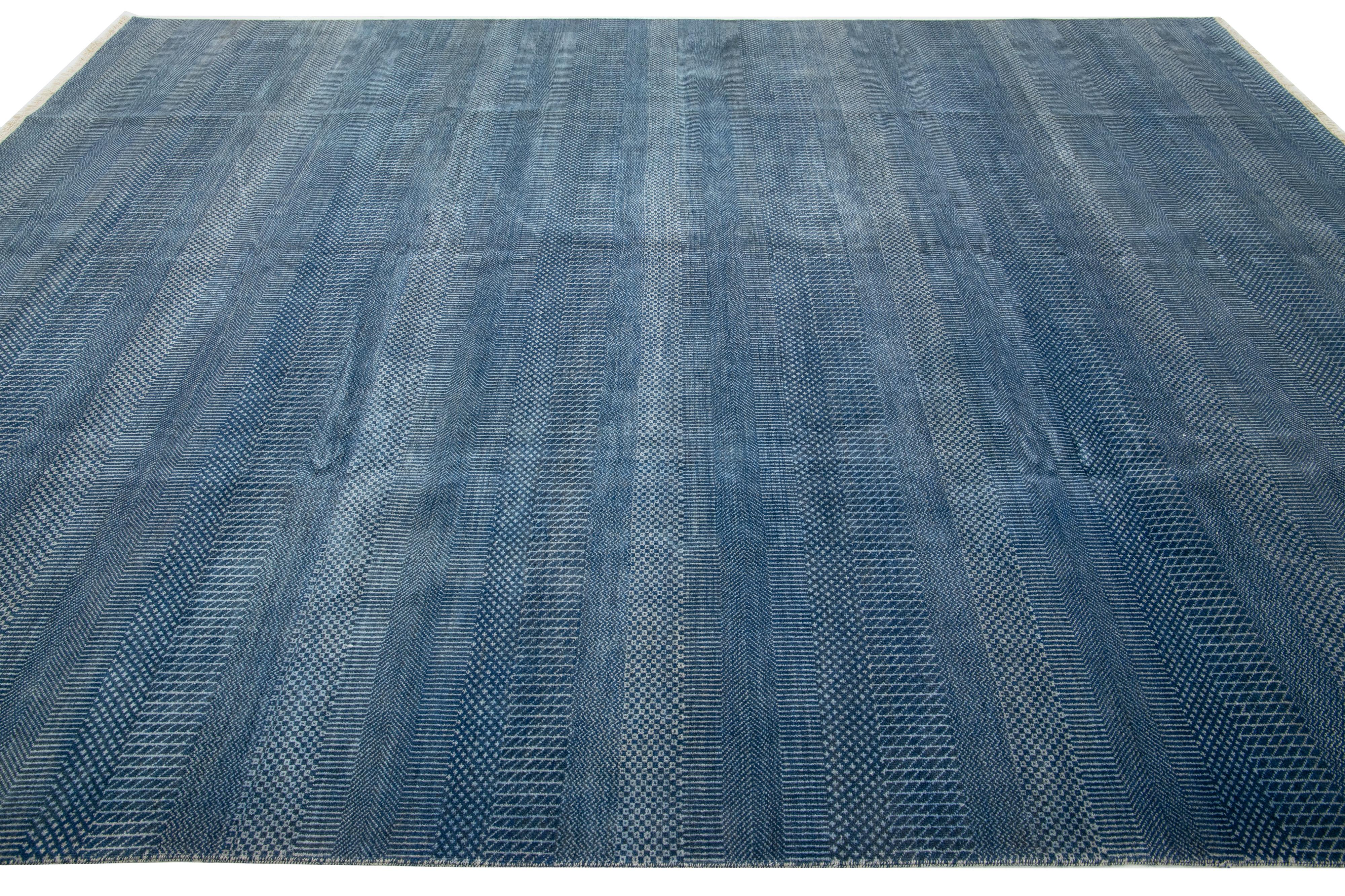 Moderner Savannah-Wollteppich in Zimmergröße, handgefertigt in Blau mit geometrischem Muster (21. Jahrhundert und zeitgenössisch) im Angebot