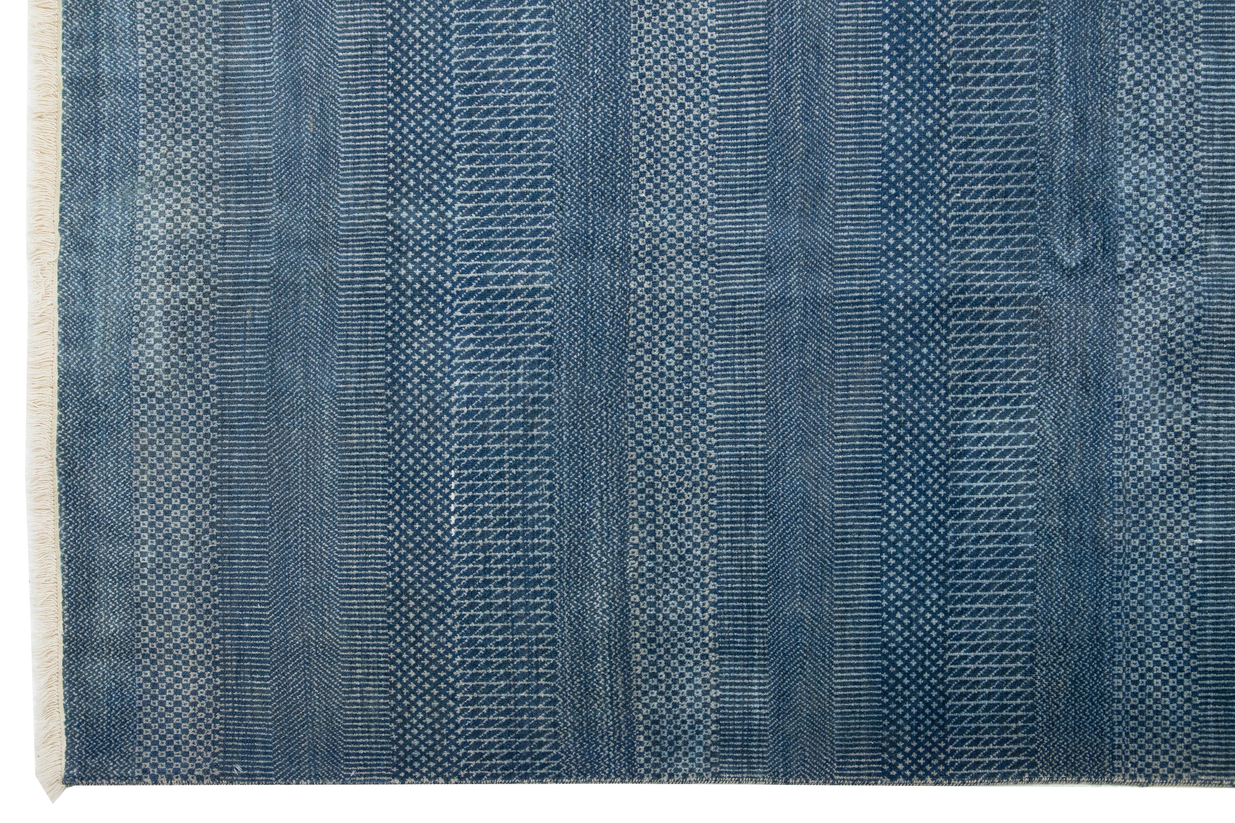 Moderner Savannah-Wollteppich in Zimmergröße, handgefertigt in Blau mit geometrischem Muster (Wolle) im Angebot