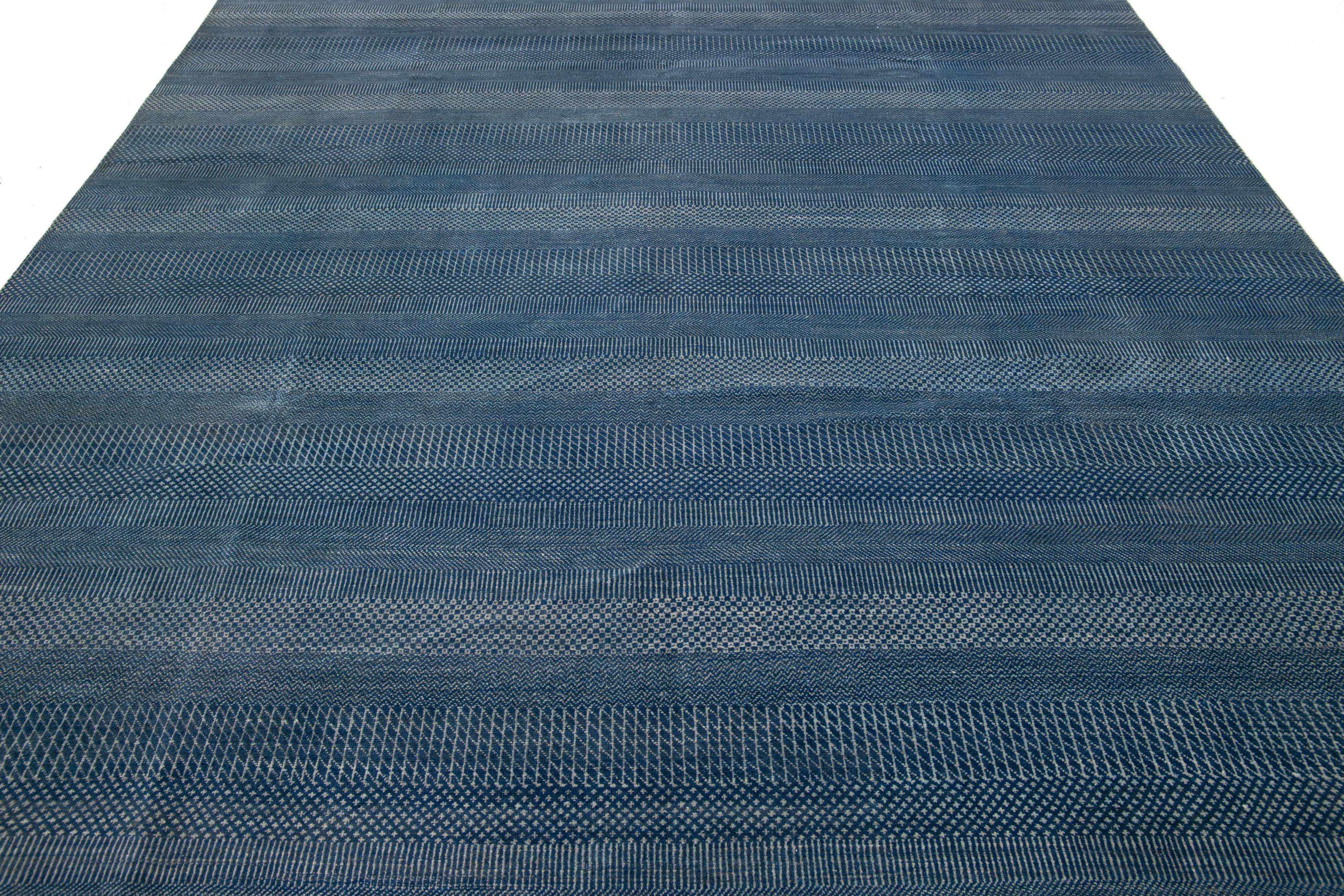 Moderner Savannah-Wollteppich in Zimmergröße, handgefertigt in Blau mit geometrischem Muster im Angebot 1