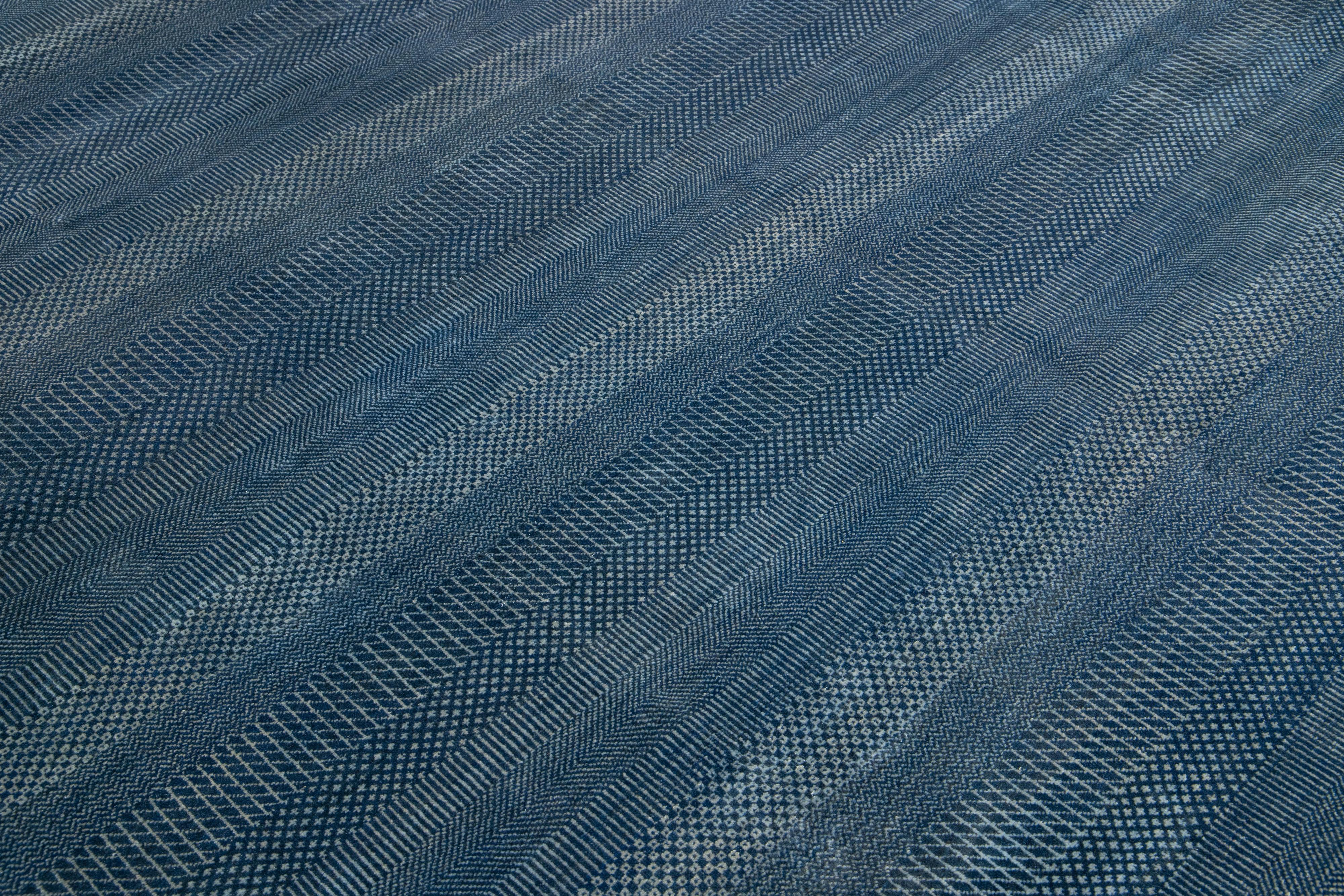 Moderner Savannah-Wollteppich in Zimmergröße, handgefertigt in Blau mit geometrischem Muster im Angebot 2