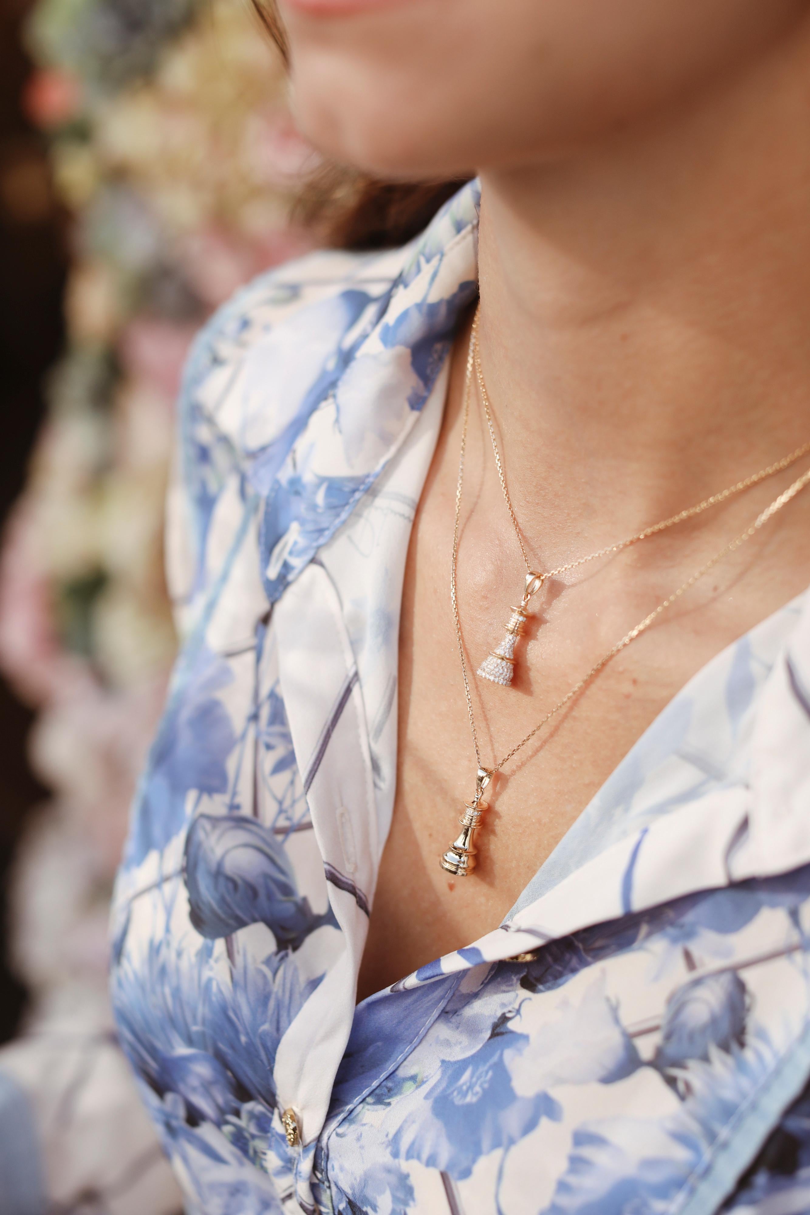 Whiting, notre symbole emblématique du pouvoir, de l'indépendance et de l'élégance - le collier The Queen en or rose 18ct avec une fine ligne de diamants blancs. En tant que pièce la plus puissante de l'échiquier, la reine représente une femme et