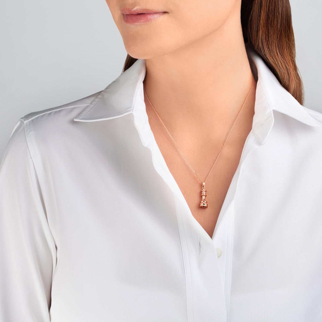 Collier moderne en or rose Reine d'échecs en diamants blancs Neuf - En vente à Marlow, GB