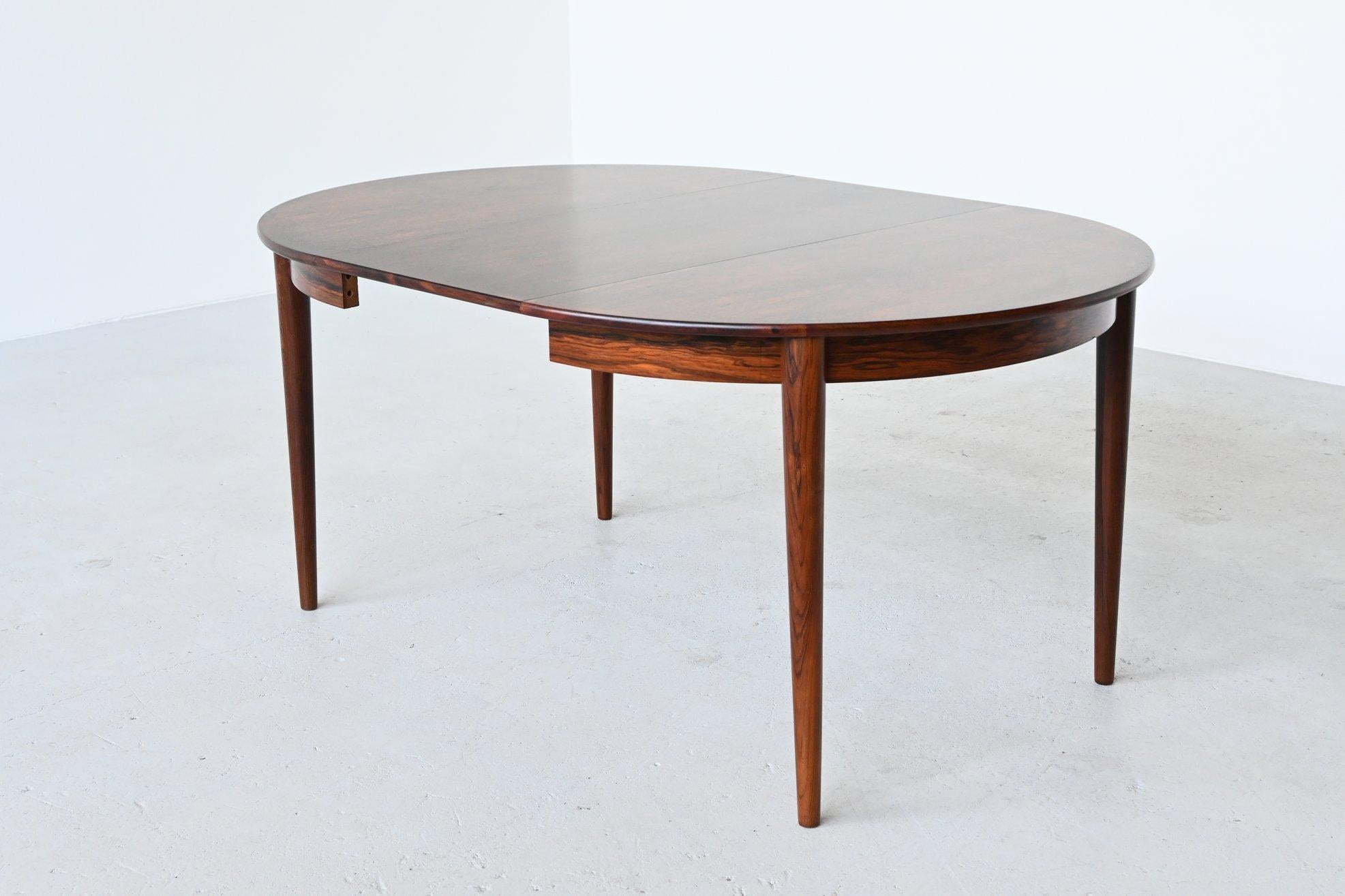 Nicely crafted rosewood extendable dining table manufactured by MSE Mobler in Torring, Denmark 1960. This table is made of rosewood and has an amazing grain to the warm rosewood veneer. It can be extended from 110 cm round to 160 cm oval by pulling