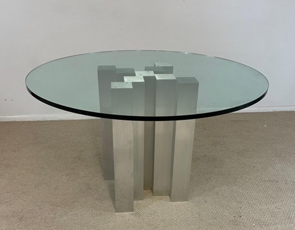 Table ronde moderne en verre de 48 pouces avec base architecturale en aluminium par Paul Mayen. Neuf piliers tubulaires carrés maintiennent un plateau de 3/4