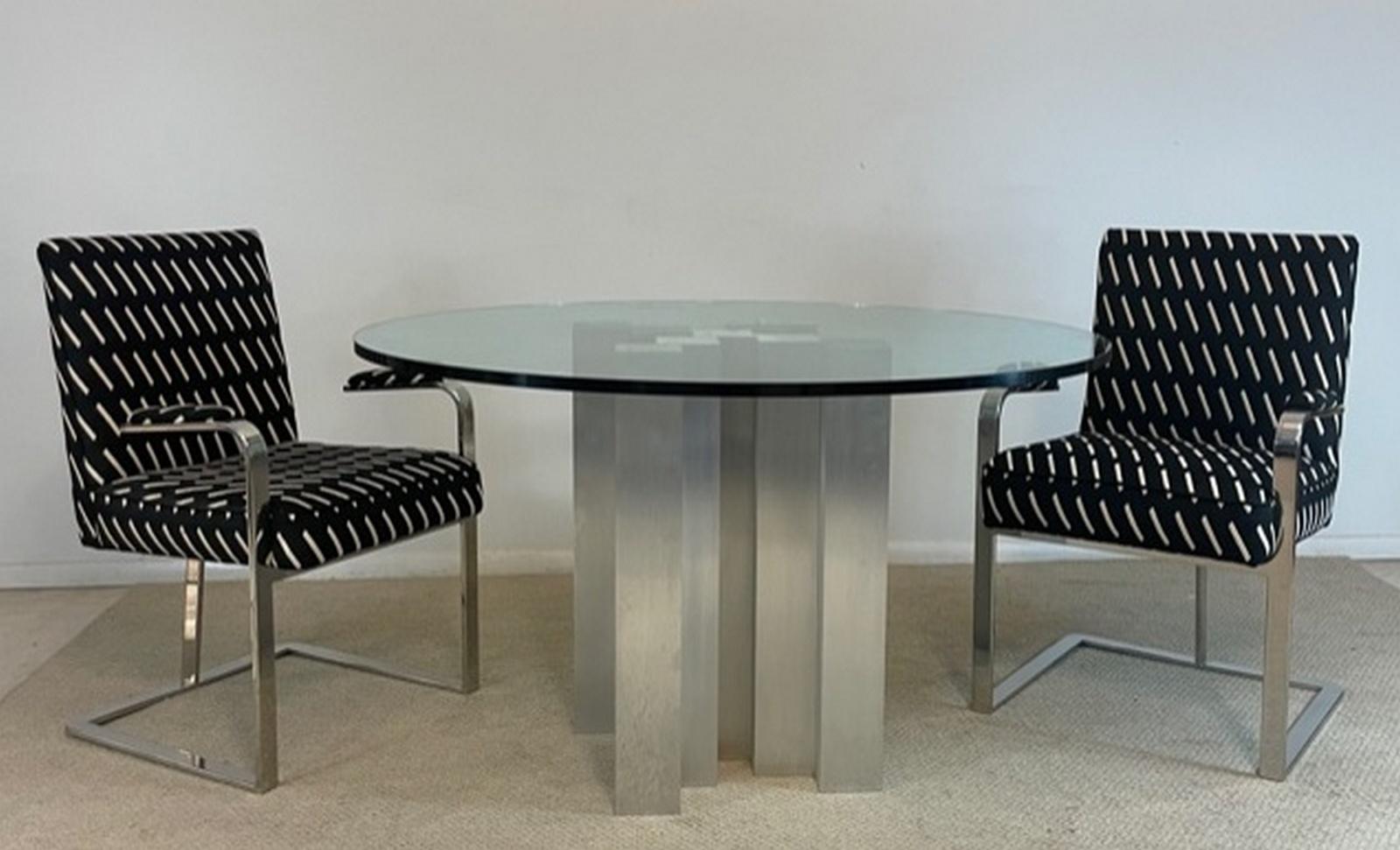 20ième siècle Table ronde moderne à plateau en verre avec base architecturale en aluminium de Paul Mayen en vente