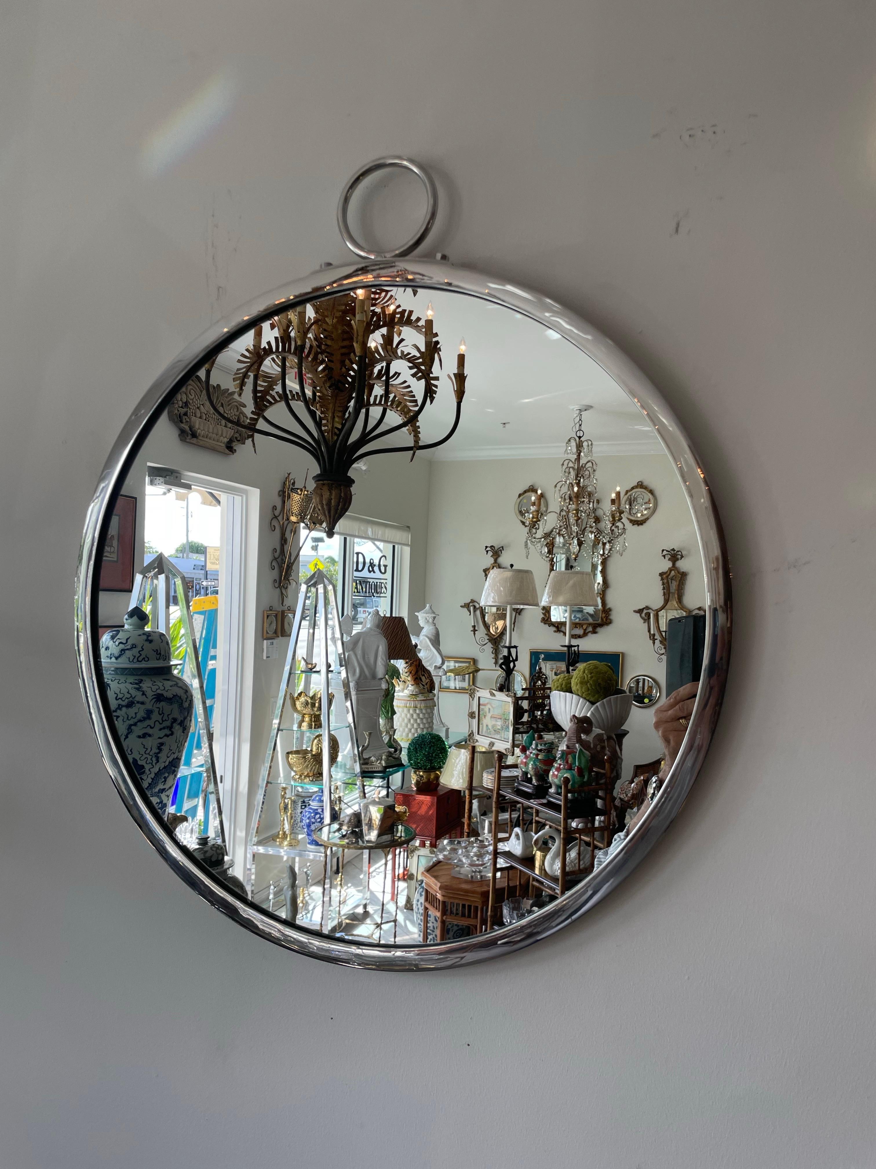 Ende des 20. Jahrhunderts Art Deco Stil Nickel gerahmt Spiegel mit großen Ring an der Spitze.