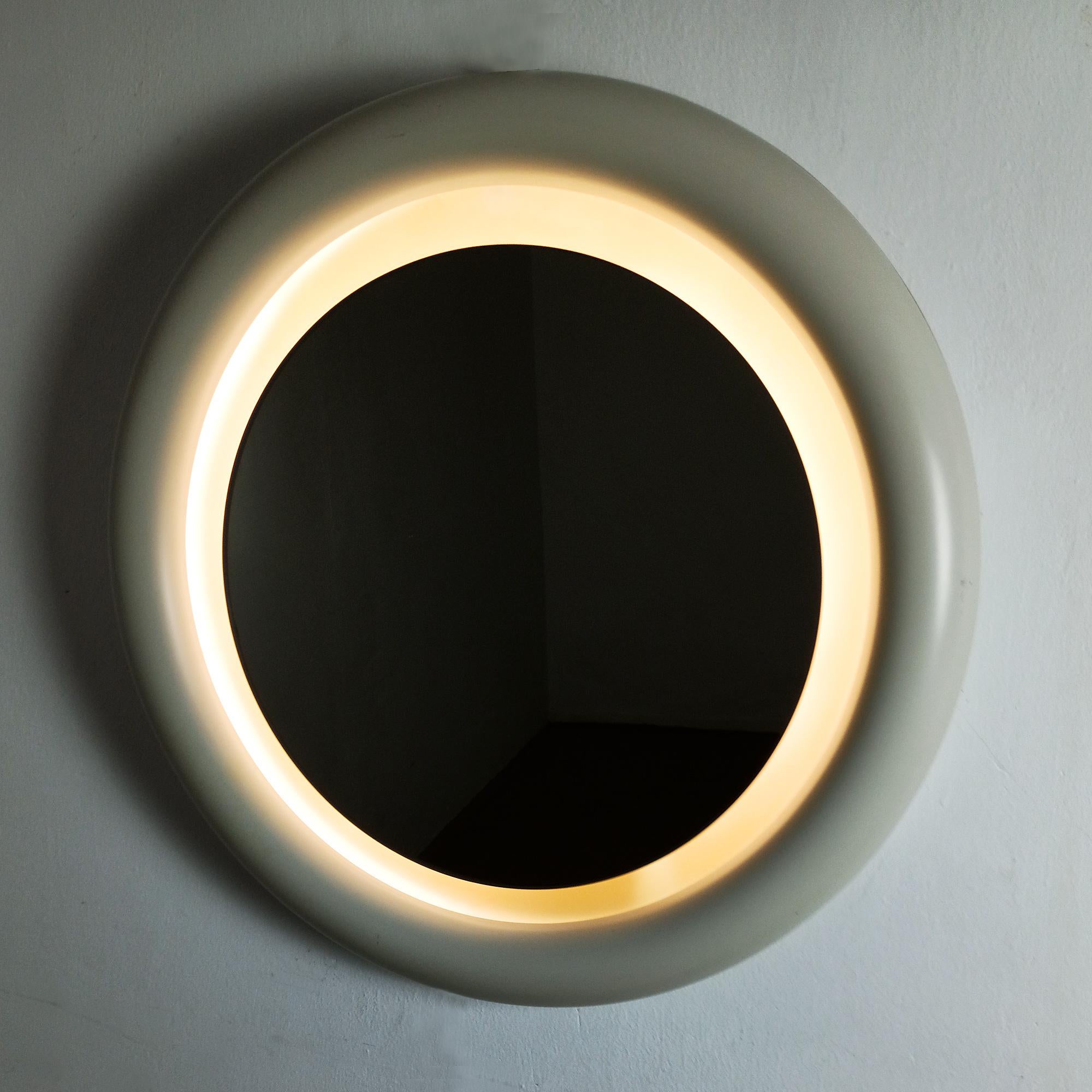 Modern Round Backlit Mirror in White Lacquered Wood - Italy 1970 In Good Condition For Sale In Girona, ES