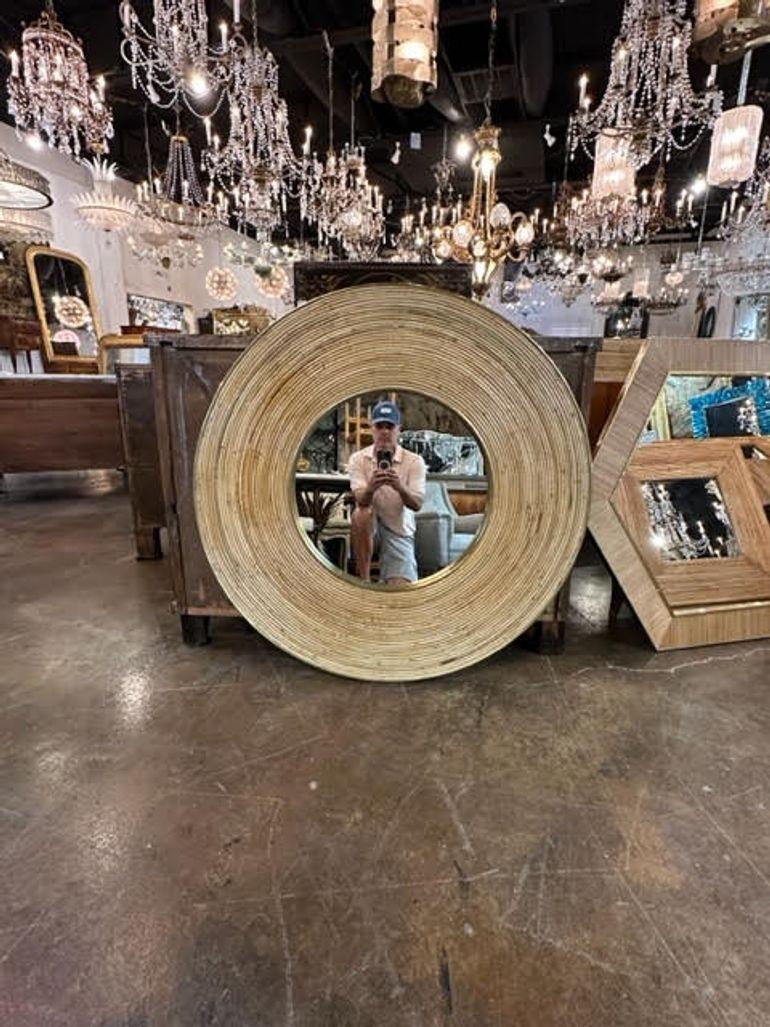 Schöne moderne runde Spiegel aus Bambus und Messing. Eine schöne dekorative Note. Hinweis: Preis pro Stück. 4 verfügbar.