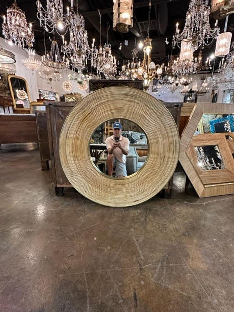 Bellissimi specchi moderni rotondi in bambù e ottone. Aggiunge un bel tocco decorativo. Nota: prezzo unitario. 4 disponibili.