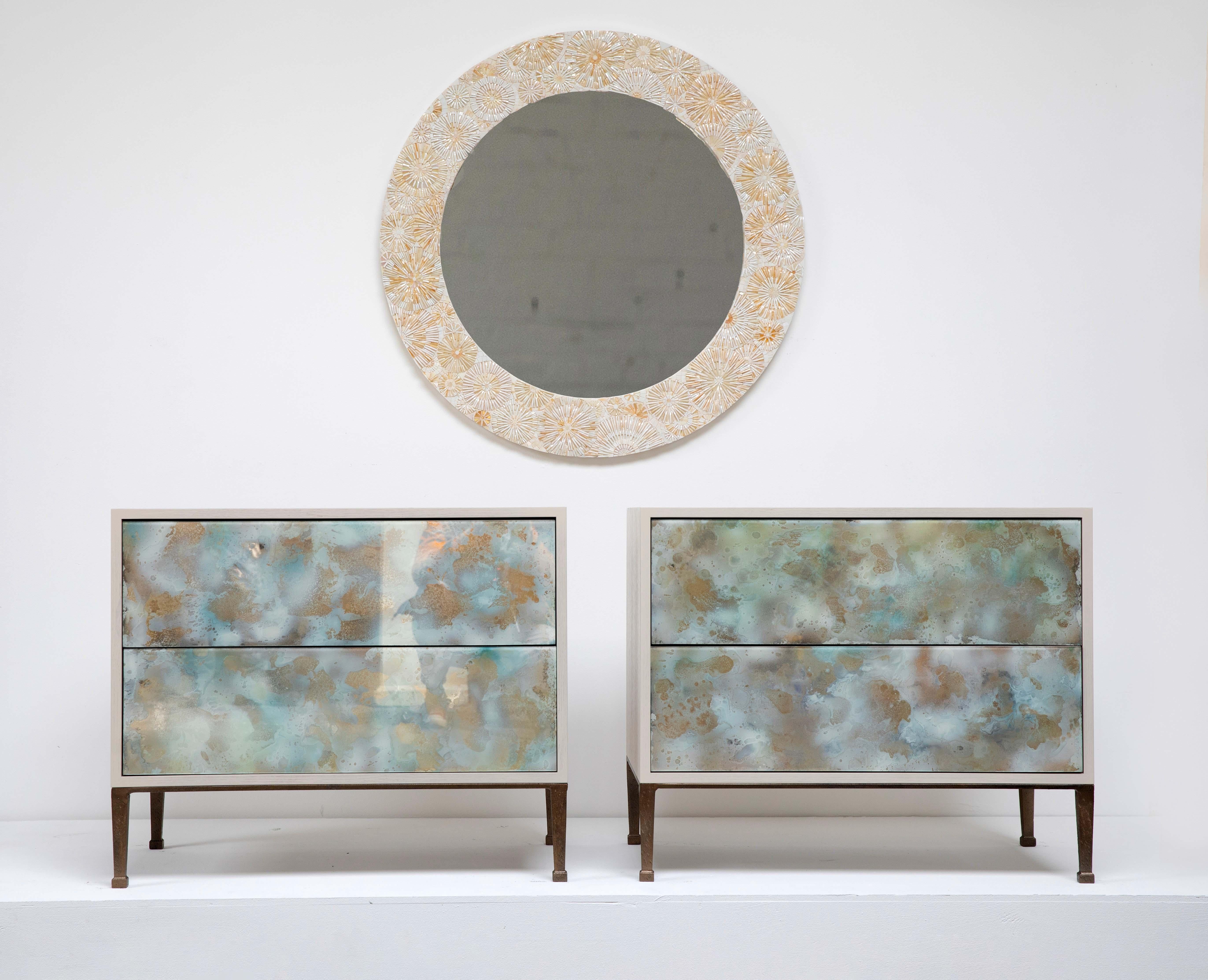 Le miroir moderne rond en mosaïque Blossom présente des fleurs en mosaïque de verre taillées à la main dans des tons ivoire clair et ivoire moyen, avec une bordure de 5 pouces de large. Par Ercole Home. Des tailles et des couleurs personnalisées
