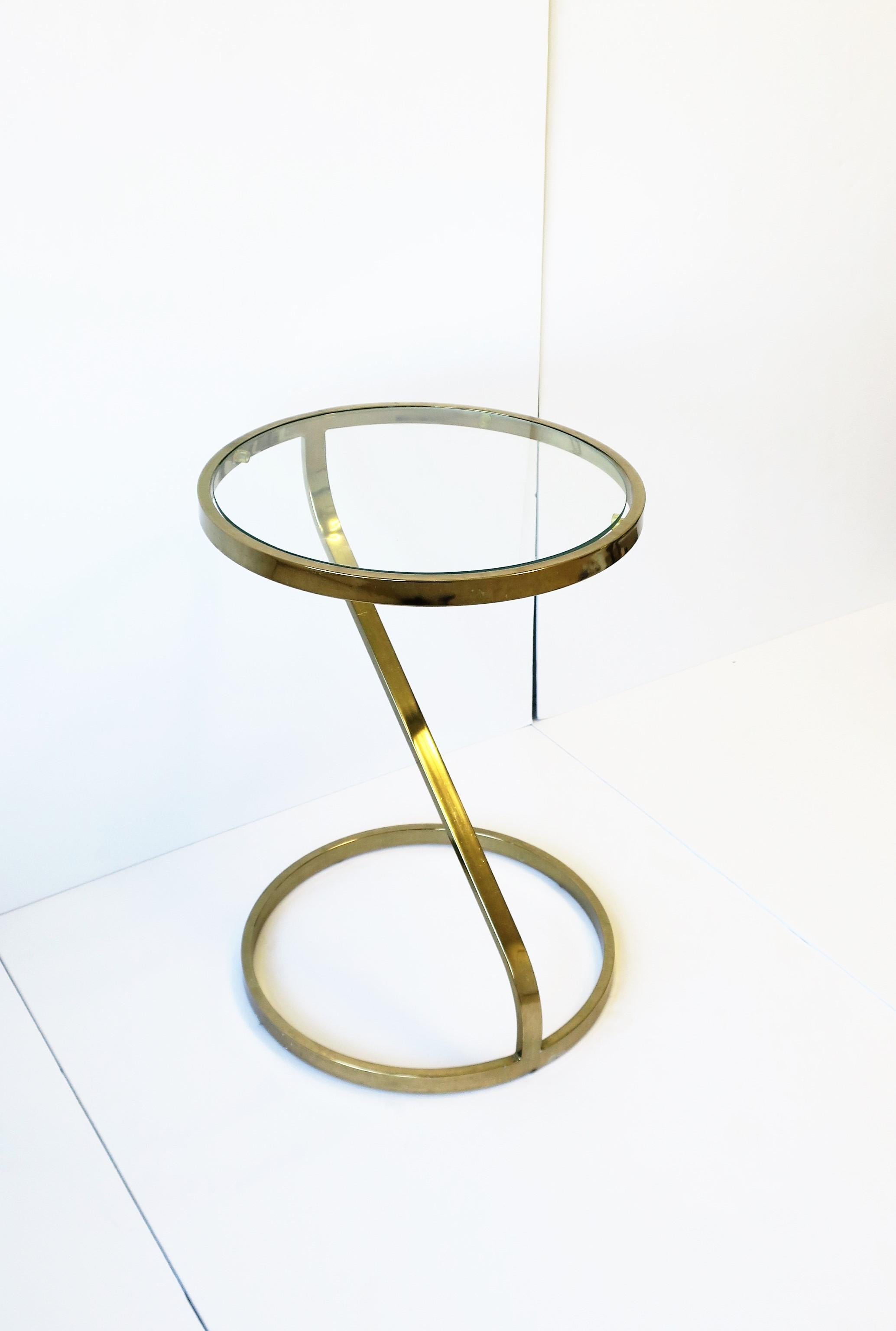 1970s Modern Brass and Glass Side or End Table in Style of Milo Baughman 3