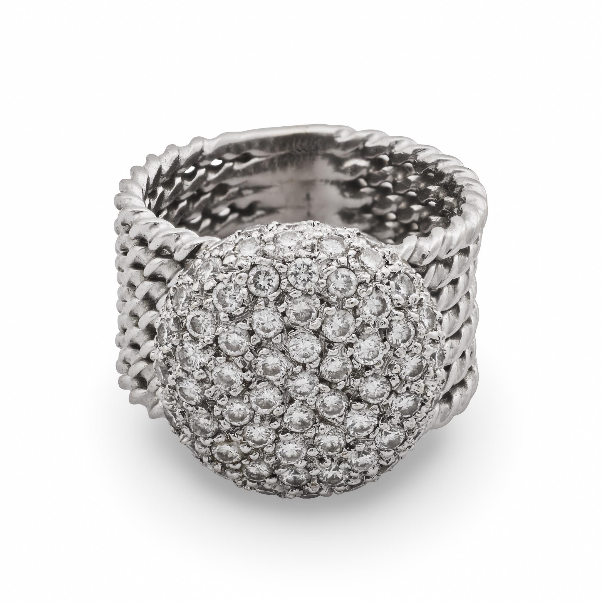 Questo moderno anello in oro bianco 18 carati brilla di ottanta diamanti finemente incastonati, creando una radiosa dimostrazione di brillantezza e raffinatezza contemporanea.