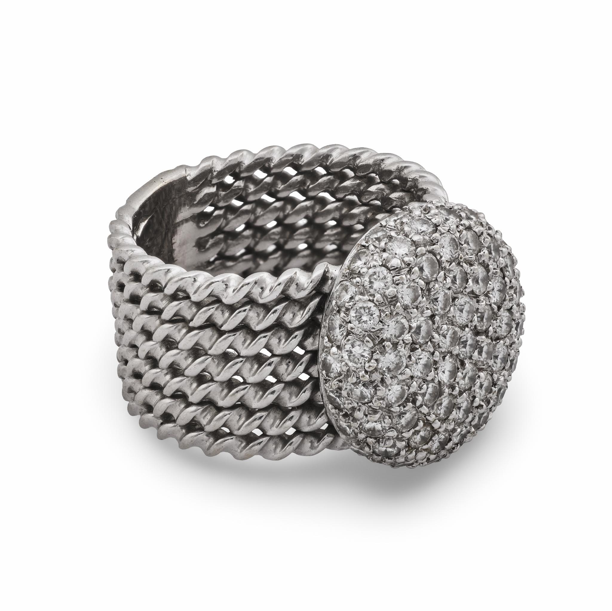 Moderno Anello moderno con diamante rotondo taglio brillante in oro bianco 18 carati intrecciato in vendita