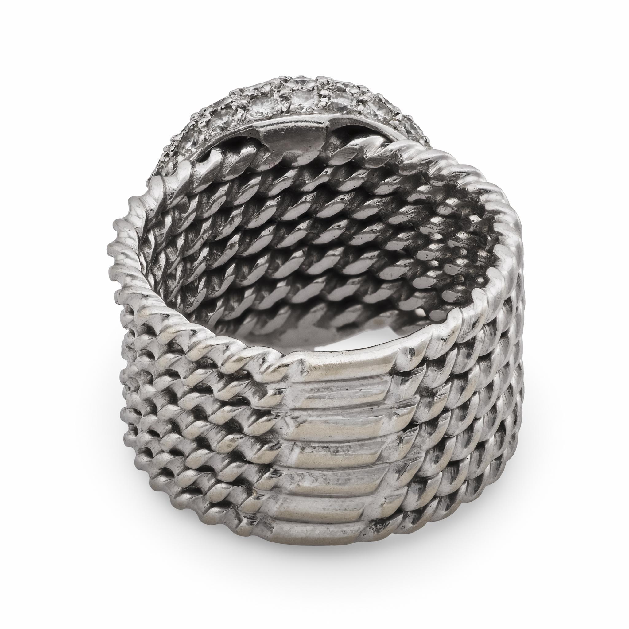 Taglio brillante Anello moderno con diamante rotondo taglio brillante in oro bianco 18 carati intrecciato in vendita