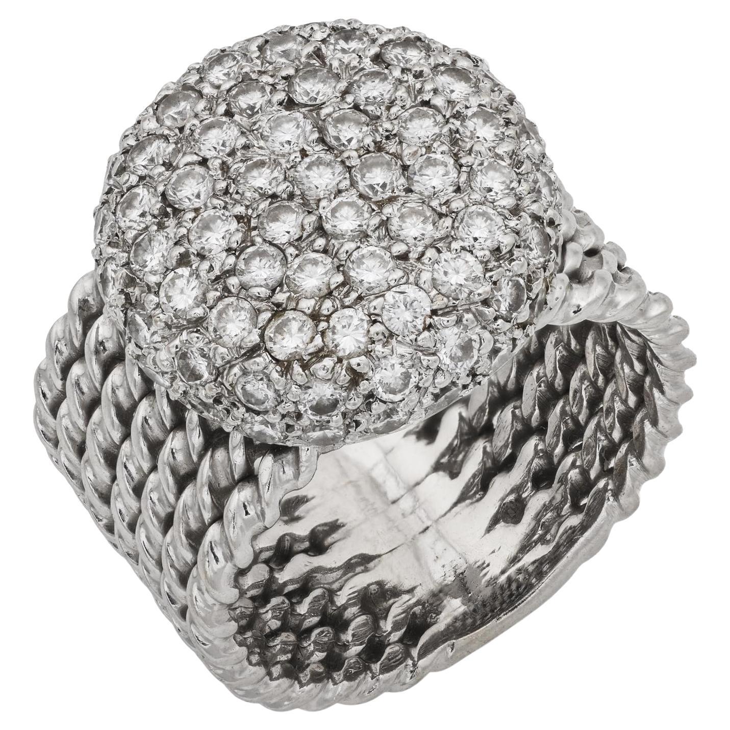 Anello moderno con diamante rotondo taglio brillante in oro bianco 18 carati intrecciato