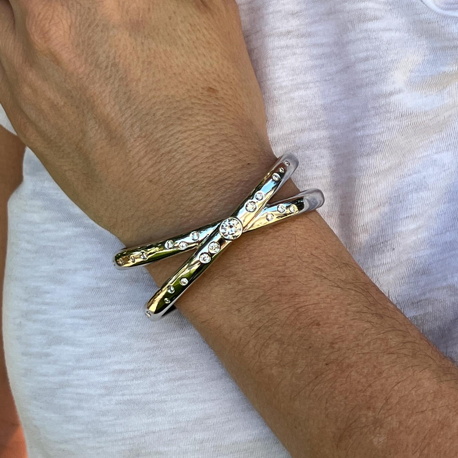 Offener moderner runder Brillant-Diamant aus 18 Karat Weißgold  X Manschette Armspange Armband  (Moderne) im Angebot