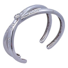 Brazalete moderno de oro blanco de 18 quilates con diamante brillante redondo abierto en forma de X