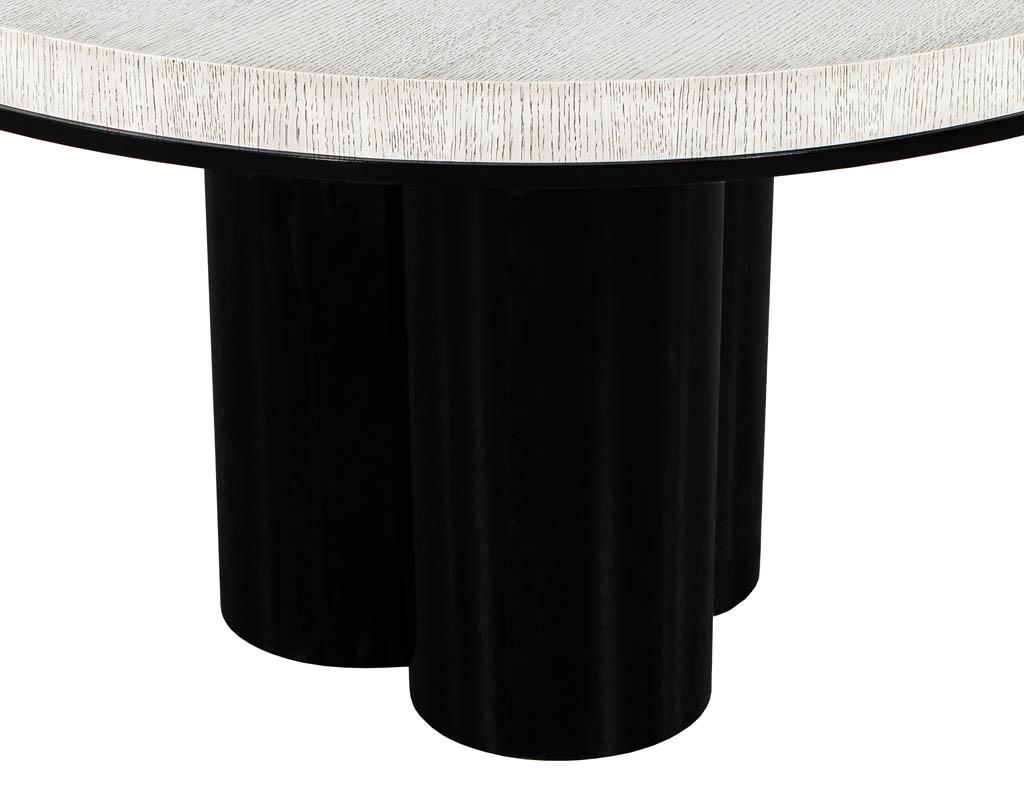 Moderner runder Esstisch aus gekälkter Eiche in 2 Farbtönen mit geometrischem Metallsockel im Angebot 5