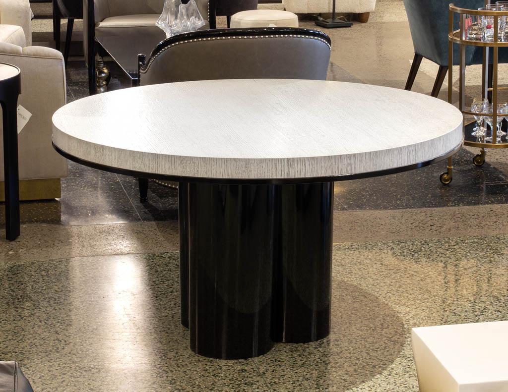 Moderner runder Esstisch aus gekälkter Eiche in 2 Farbtönen mit geometrischem Metallsockel im Angebot 7
