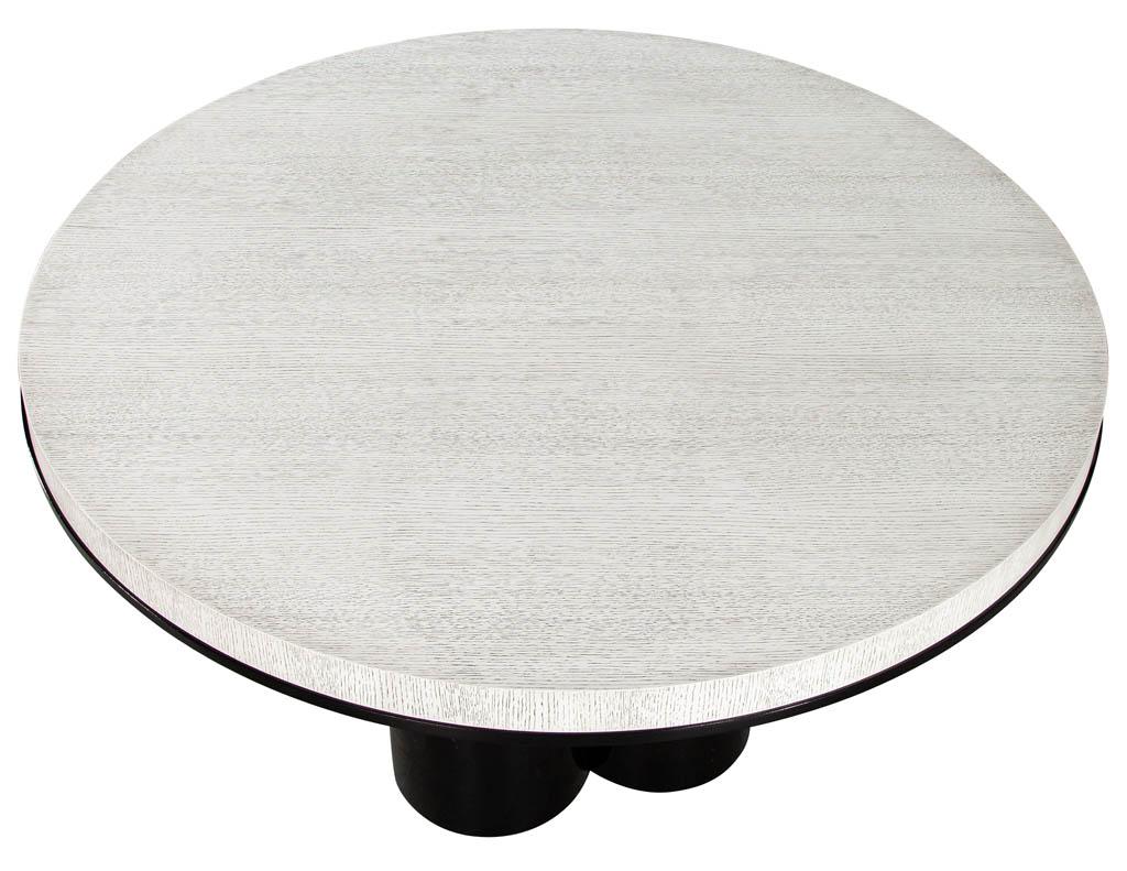 Moderner runder Esstisch aus gekälkter Eiche in 2 Farbtönen mit geometrischem Metallsockel (amerikanisch) im Angebot