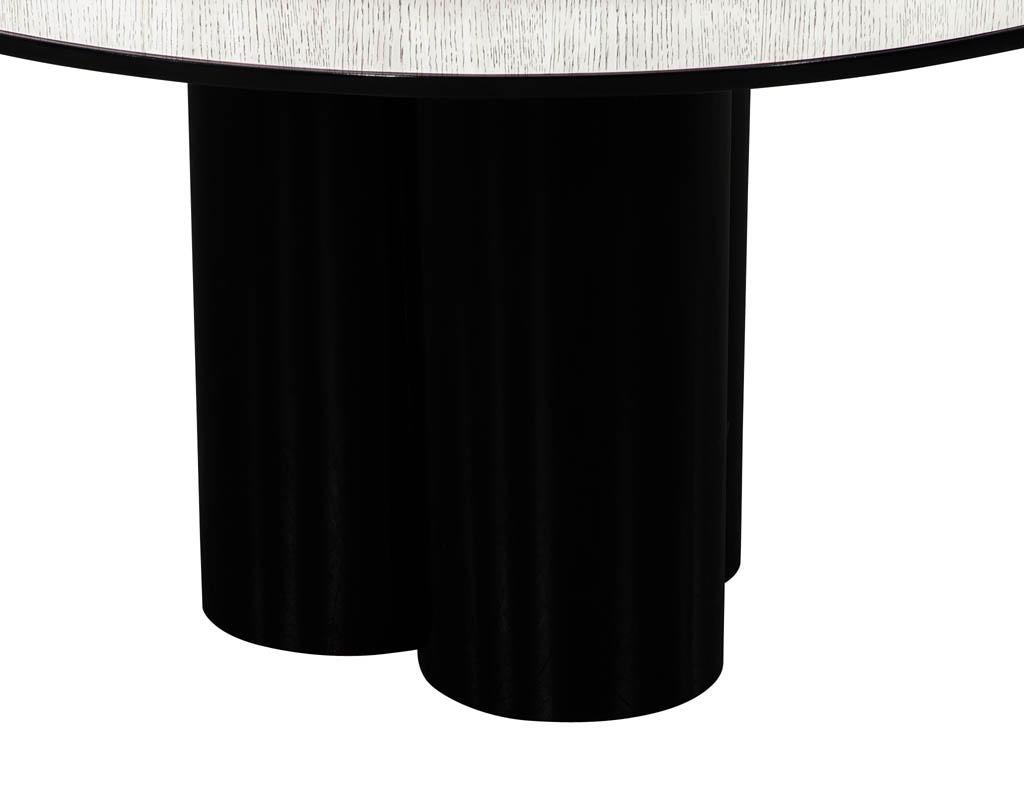 Moderner runder Esstisch aus gekälkter Eiche in 2 Farbtönen mit geometrischem Metallsockel (21. Jahrhundert und zeitgenössisch) im Angebot