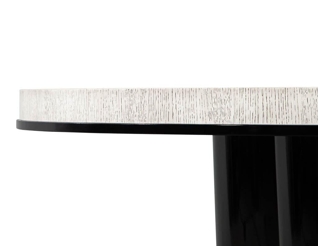 Moderner runder Esstisch aus gekälkter Eiche in 2 Farbtönen mit geometrischem Metallsockel im Angebot 2