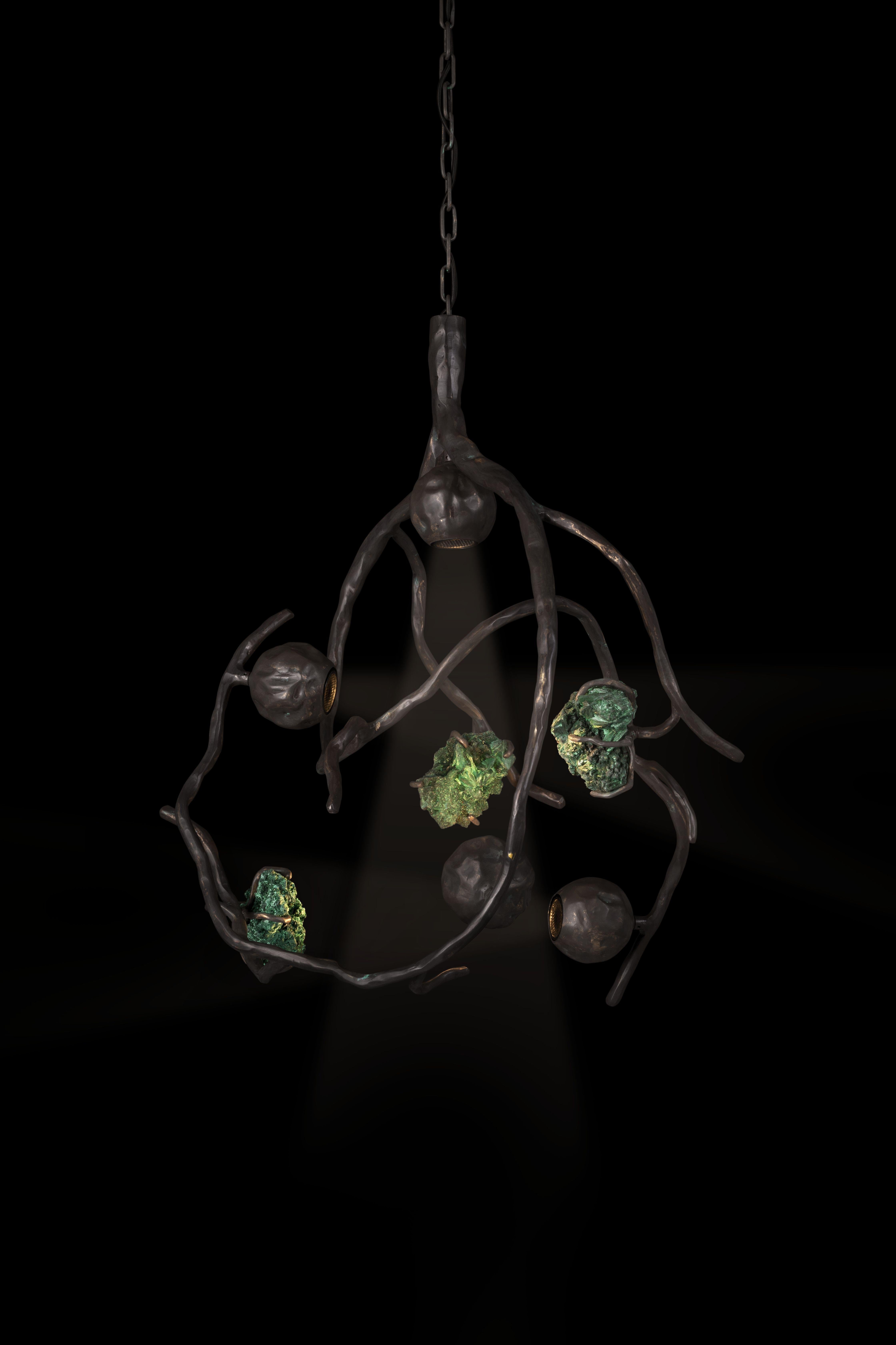 Façonnée à la main pour honorer l'attrait intemporel des trésors cachés les plus profonds de Mère Nature, la collection Orpheus est désormais dotée d'une pièce maîtresse puissante et captivante - le lustre rond Orpheus.

Les spots intégrés mettent