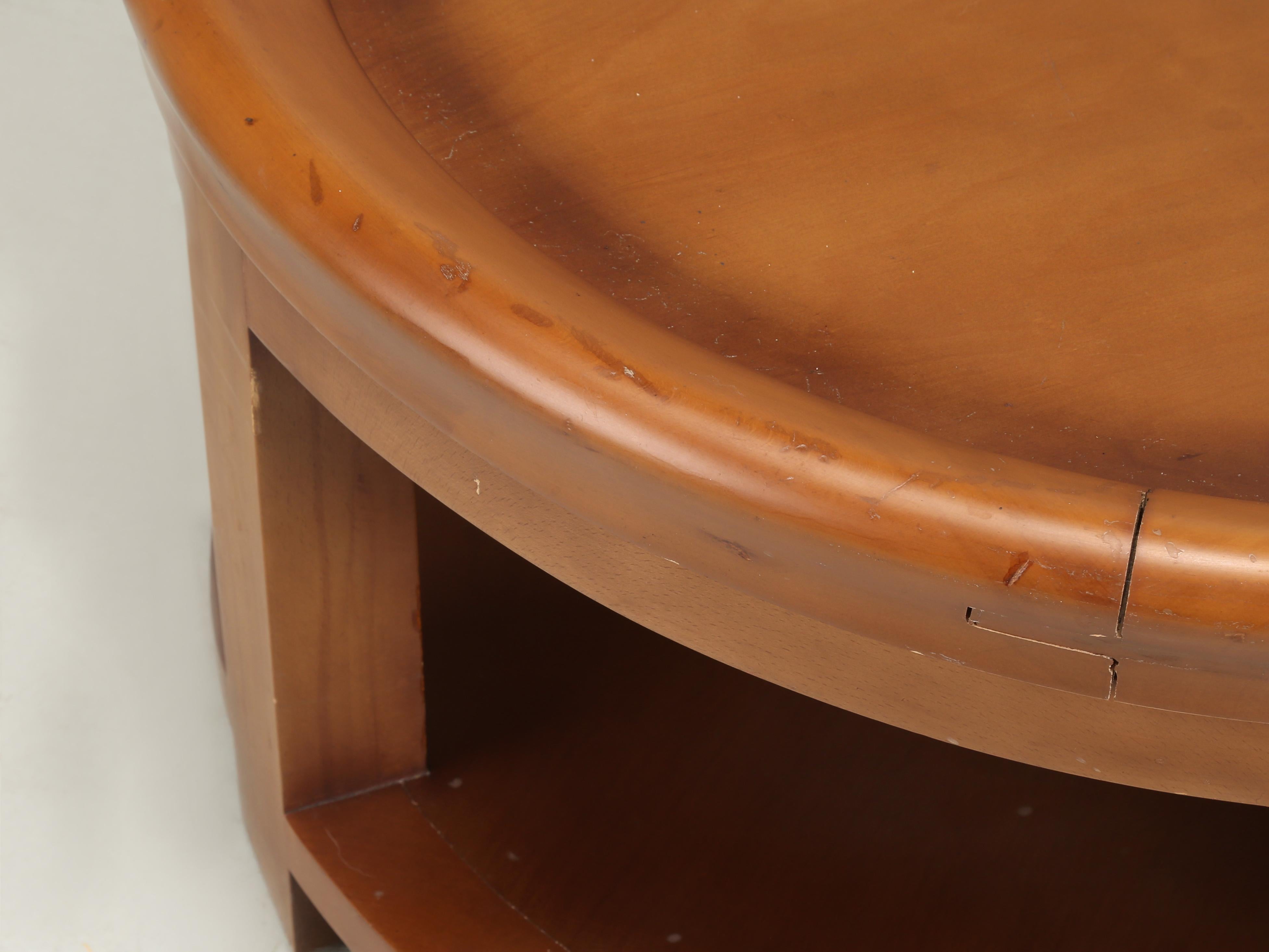 Modern Round Coffee Table Extremely Well Constructed In Good Condition For Sale In Chicago, IL