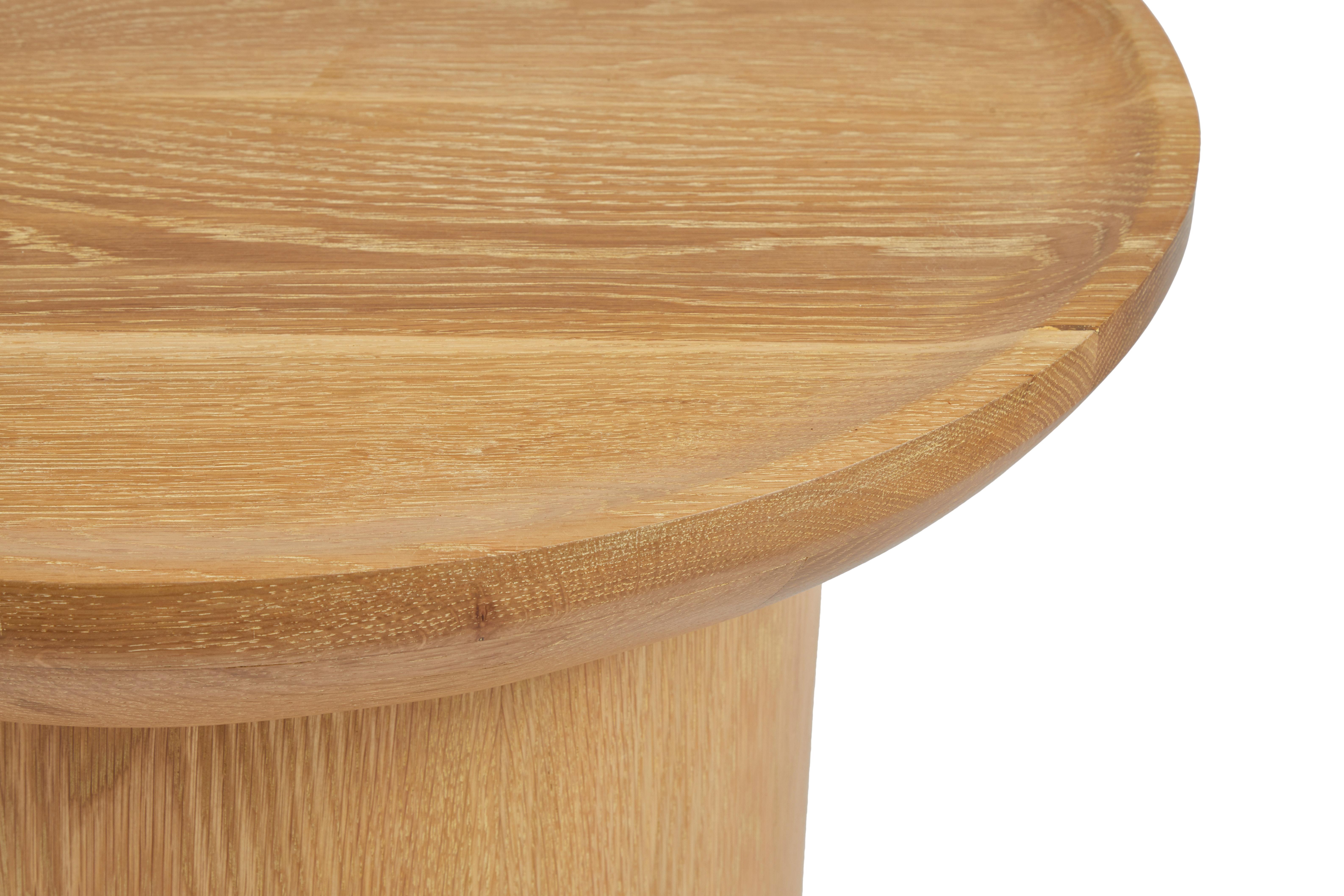 Moderne Table basse ronde Findley en chêne cérusé de Martin and Brockett en vente