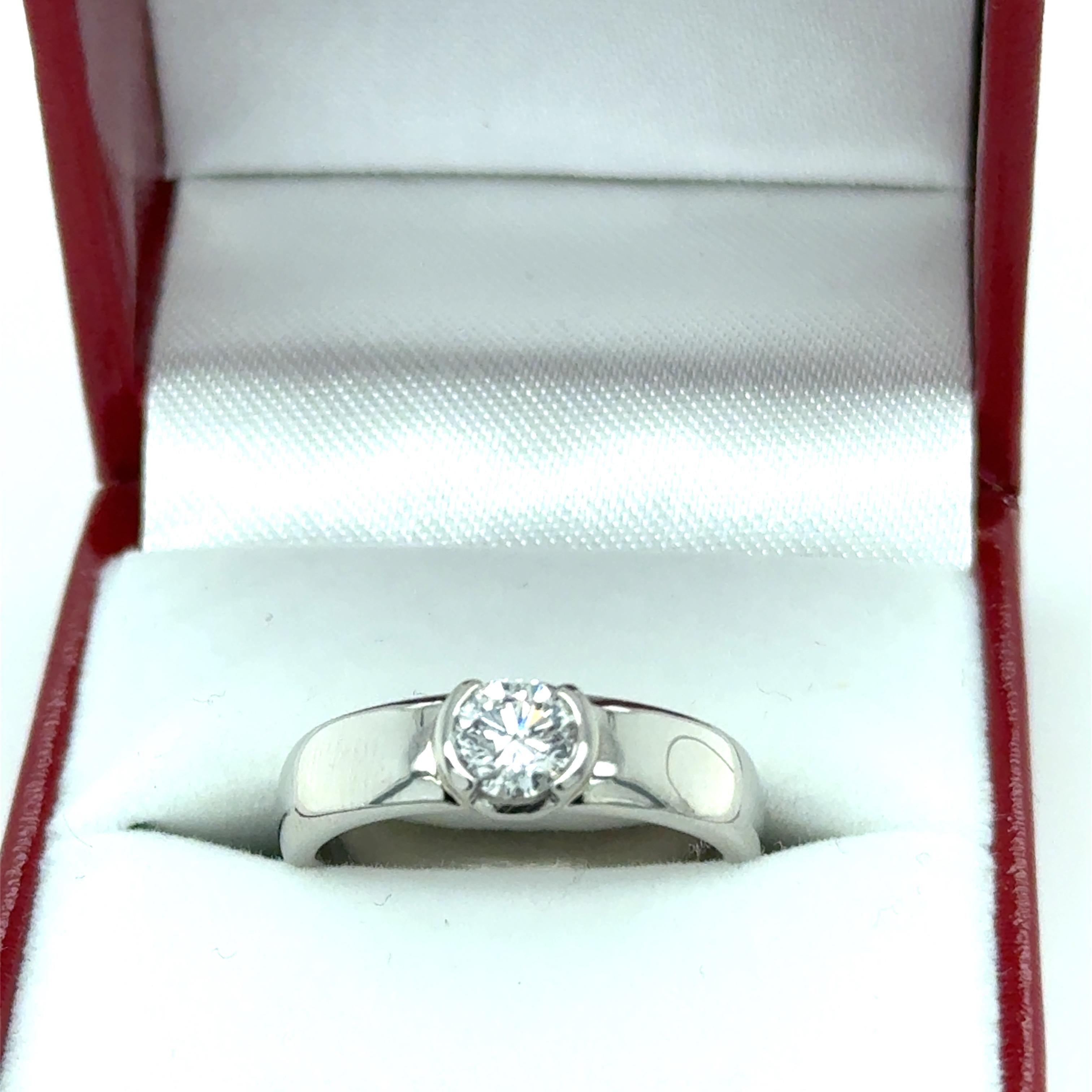 Elegante. Sofisticado. Sorprendente.
Este solitario de diamante brillante redondo está engastado en un bisel parcial contemporáneo, que resalta el brillo de la piedra al tiempo que ofrece un aspecto limpio y arquitectónico. El diamante de 0,55