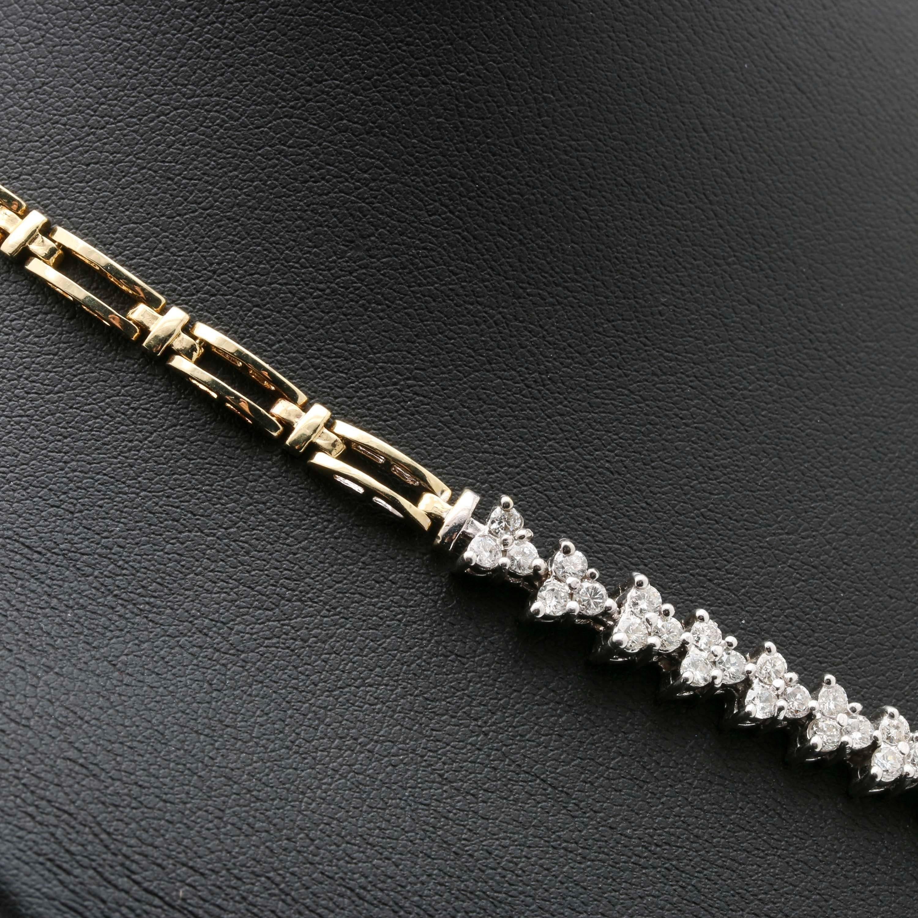 Collier moderne à chevrons en or jaune 18 carats et diamants ronds Neuf - En vente à Orlando, Florida