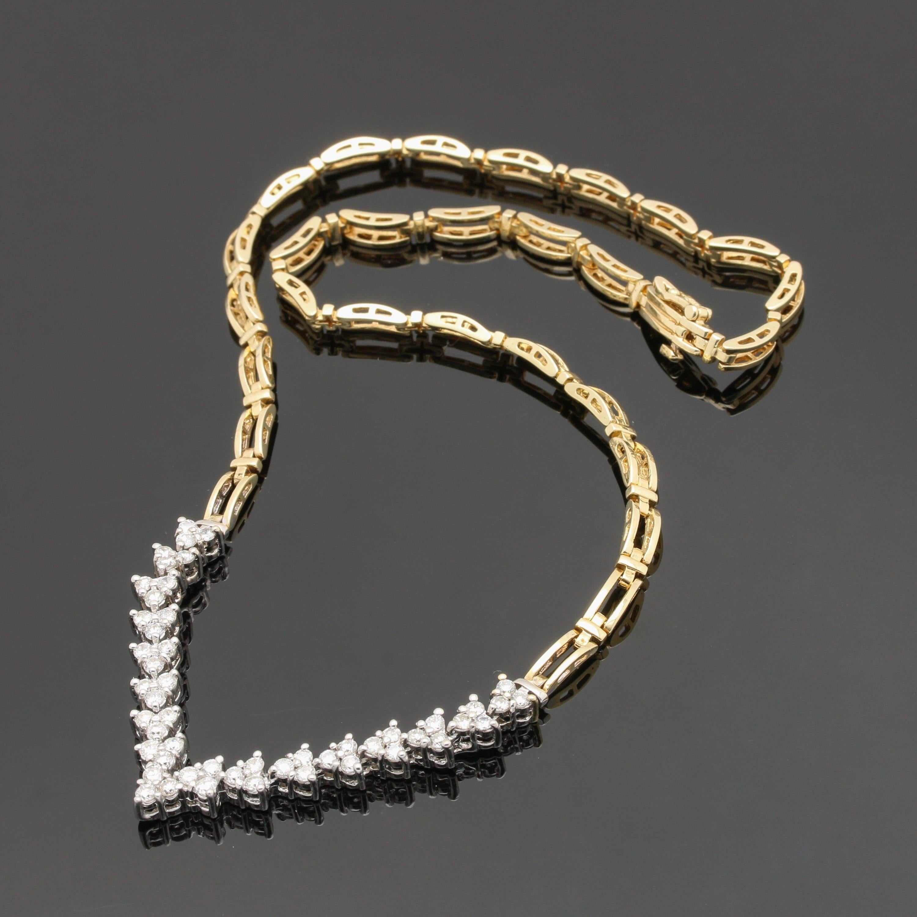 Collier moderne à chevrons en or jaune 18 carats et diamants ronds Pour femmes en vente