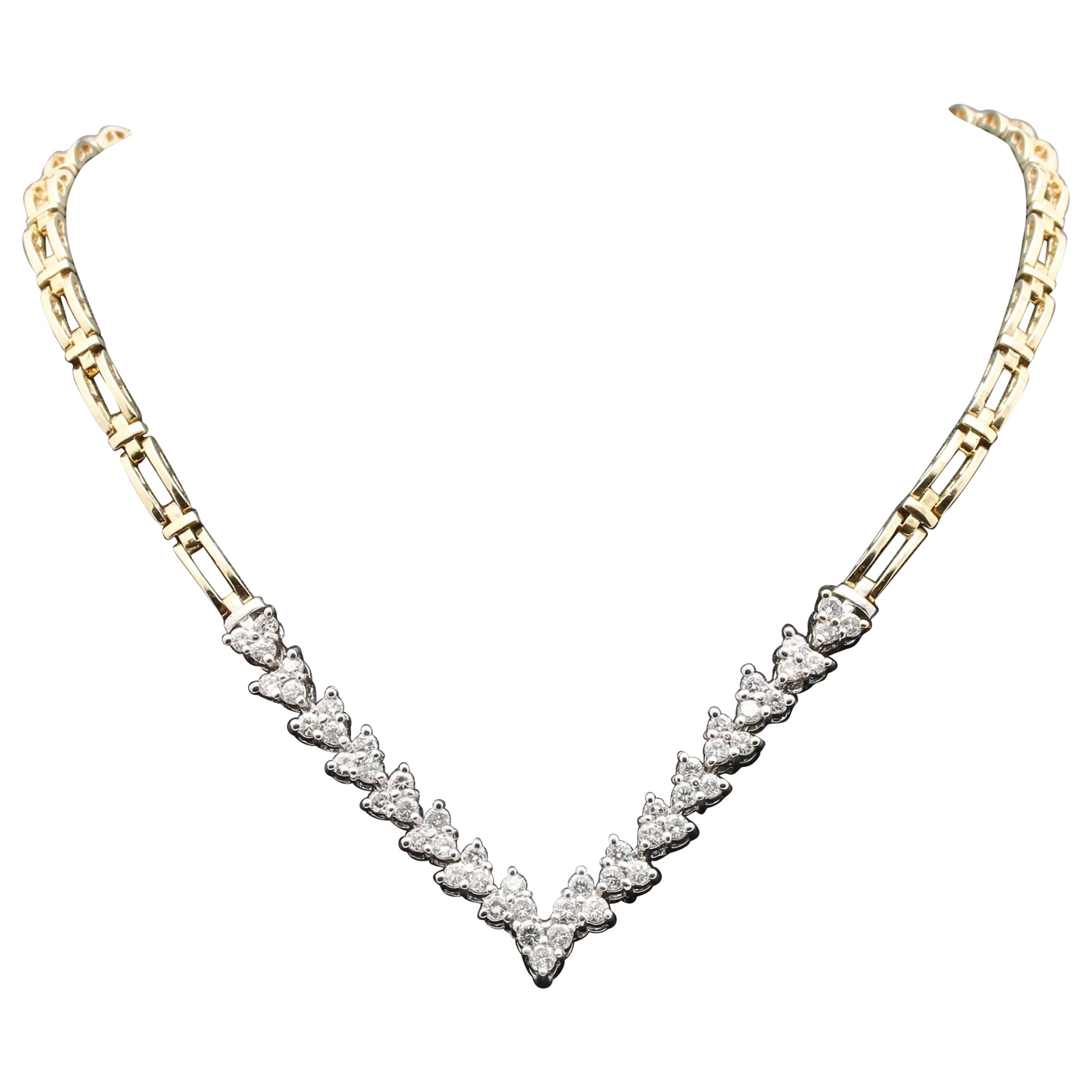 Collier moderne à chevrons en or jaune 18 carats et diamants ronds en vente