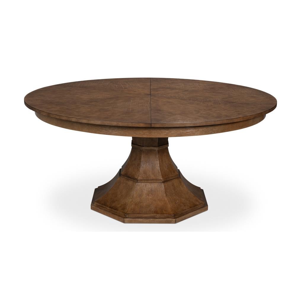 Fabricado con chapa de roble blanco aserrada en cuarto, su tablero presenta un impresionante diseño de marquetería en espiga que añade textura y refinada sofisticación. La base de pedestal octogonal ahusada con facetas curvadas aporta elegancia