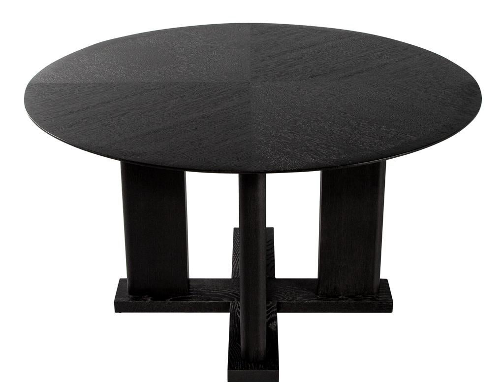 Wir stellen Ihnen die neueste Ergänzung unserer Möbelkollektion vor - den modernen runden Esstisch in schwarzer Eiche mit Cerused Finish. Dieses atemberaubende Stück wird mit Stolz in Kanada hergestellt und zeichnet sich durch fachmännische