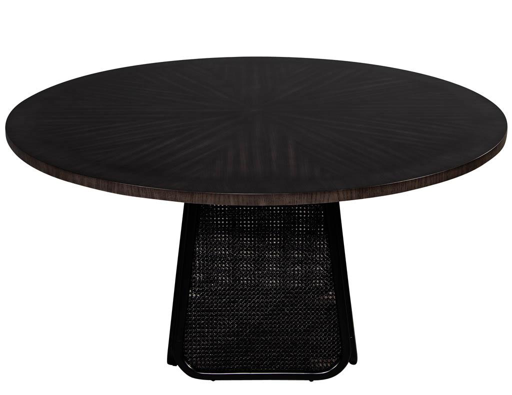 Table de salle à manger ronde moderne avec piédestal en rotin noir. Le plateau est en forme de soleil gris et la base est en rotin noir.

Le prix comprend un service gratuit de livraison en bordure de trottoir dans la zone continentale des