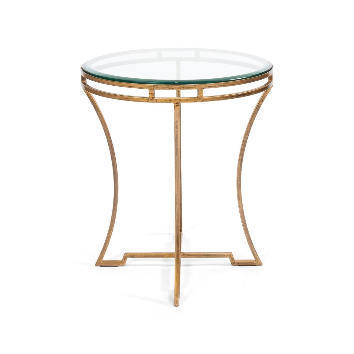 Dieses Stück besticht durch sein minimalistisches Design, das durch eine warme, goldene Oberfläche aufgewertet wird, die Eleganz und Exklusivität ausstrahlt. Der Tisch hat eine runde, klare Glasplatte, die das durchbrochene, vergoldete Eisengestell