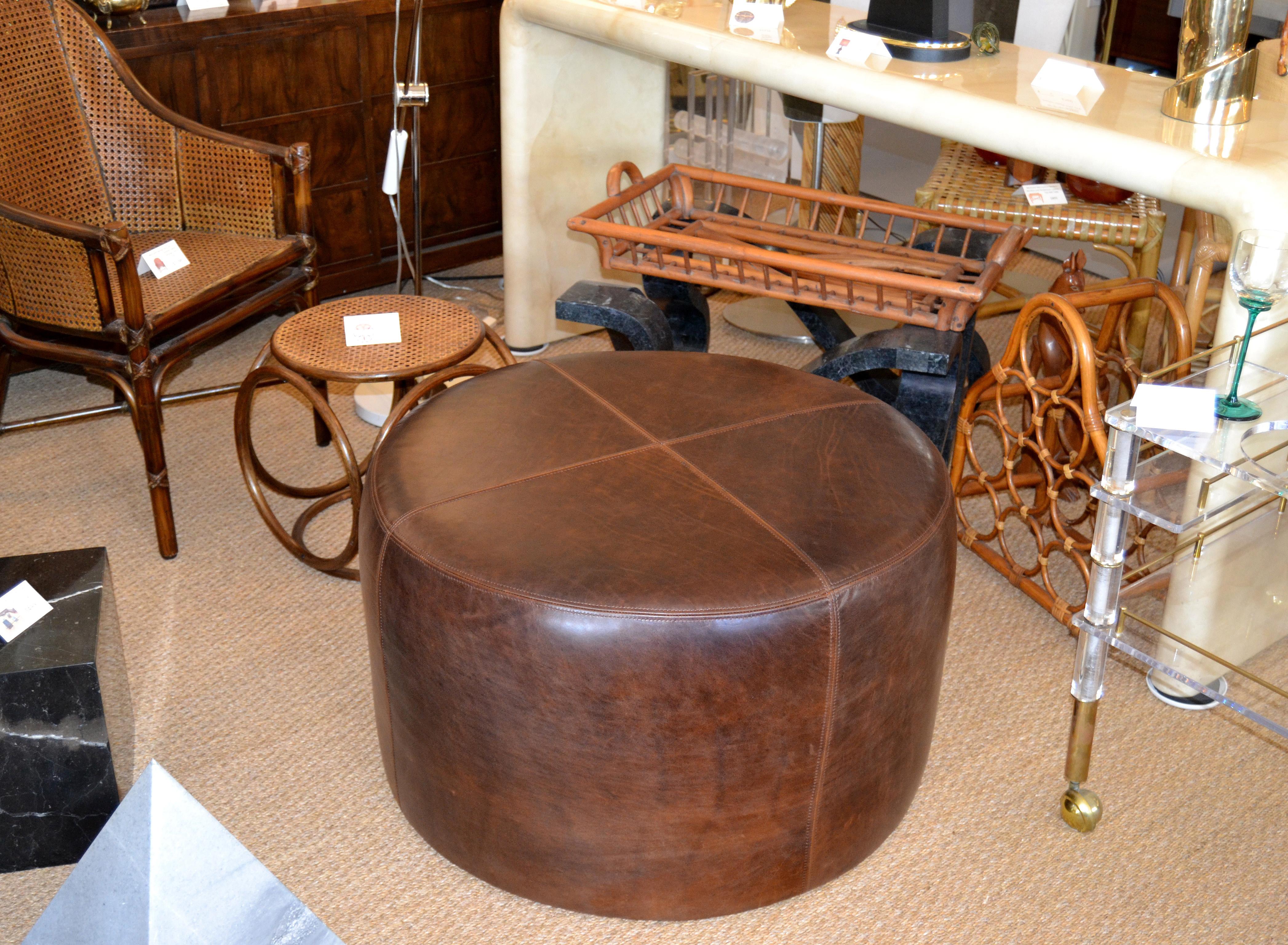 Ottoman in luxurious antique leather. Sown in quarters on the seating surface.
We use only the very best quality leather.
Featuring a beautiful tight grain and a fine hand and is made to look antique.
Great addition and perfect color for your