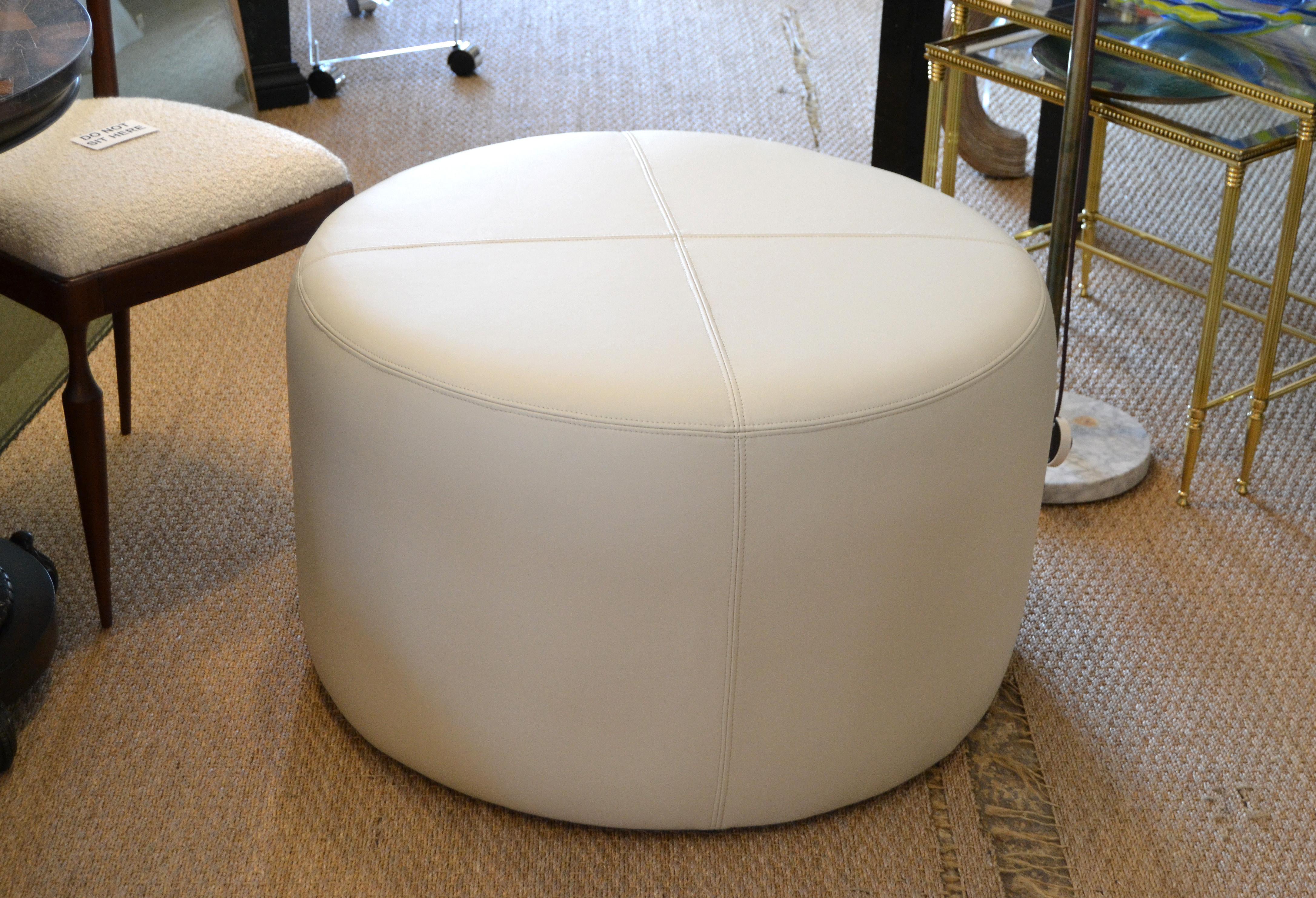 Ottoman in luxurious beige leather. Sown in quarters on the seating surface.
We use only the very best quality leather.
Featuring a beautiful tight grain and a fine hand.
Great addition and perfect color for your high end furnishings.
One is