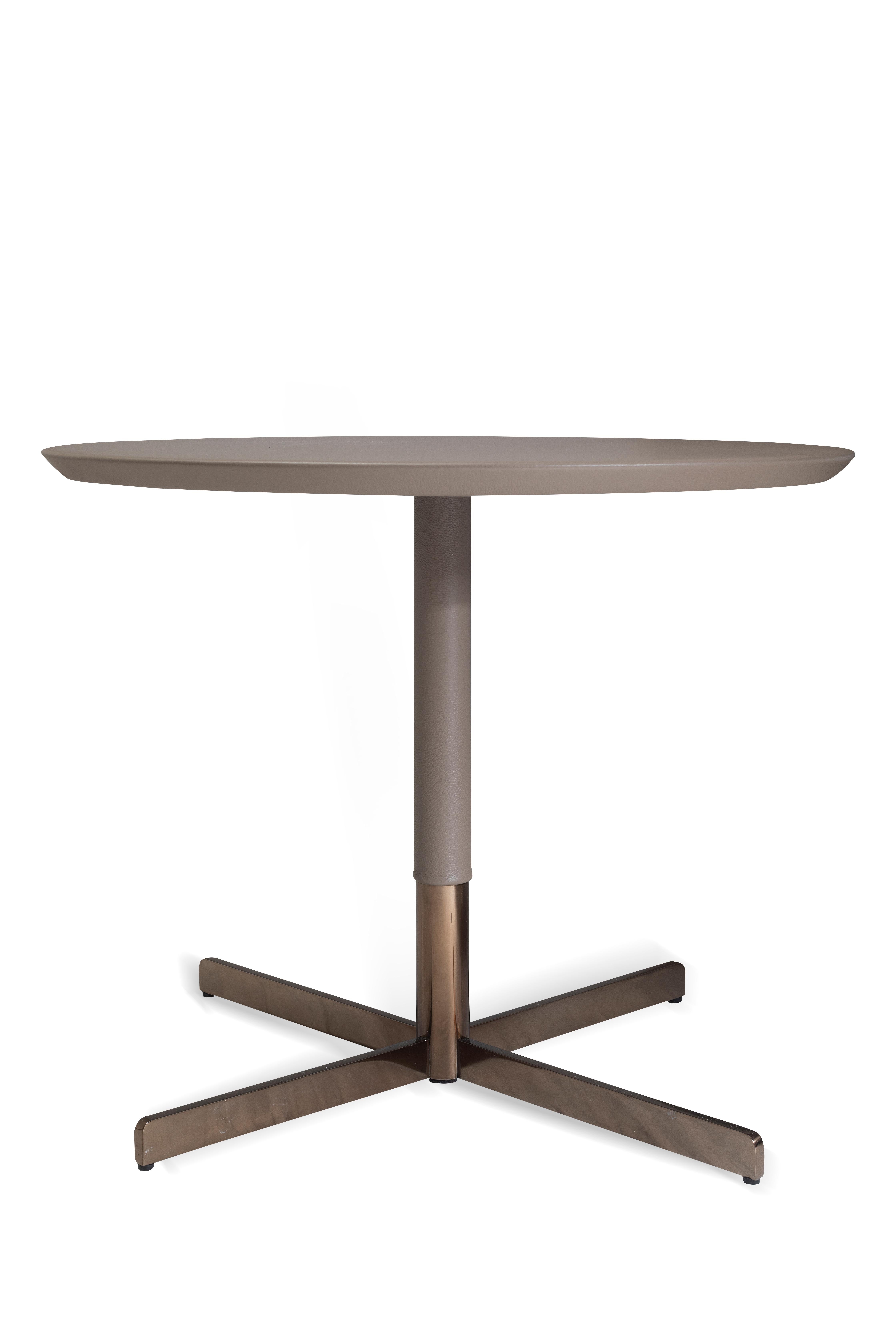 Leatherella est une table basse chic et épurée, enveloppée de cuir italien et posée sur des pieds en métal noble pour donner une touche de sophistication. Placez-la à côté d'un canapé ou d'un fauteuil pour créer une pièce acceptable dans un salon,