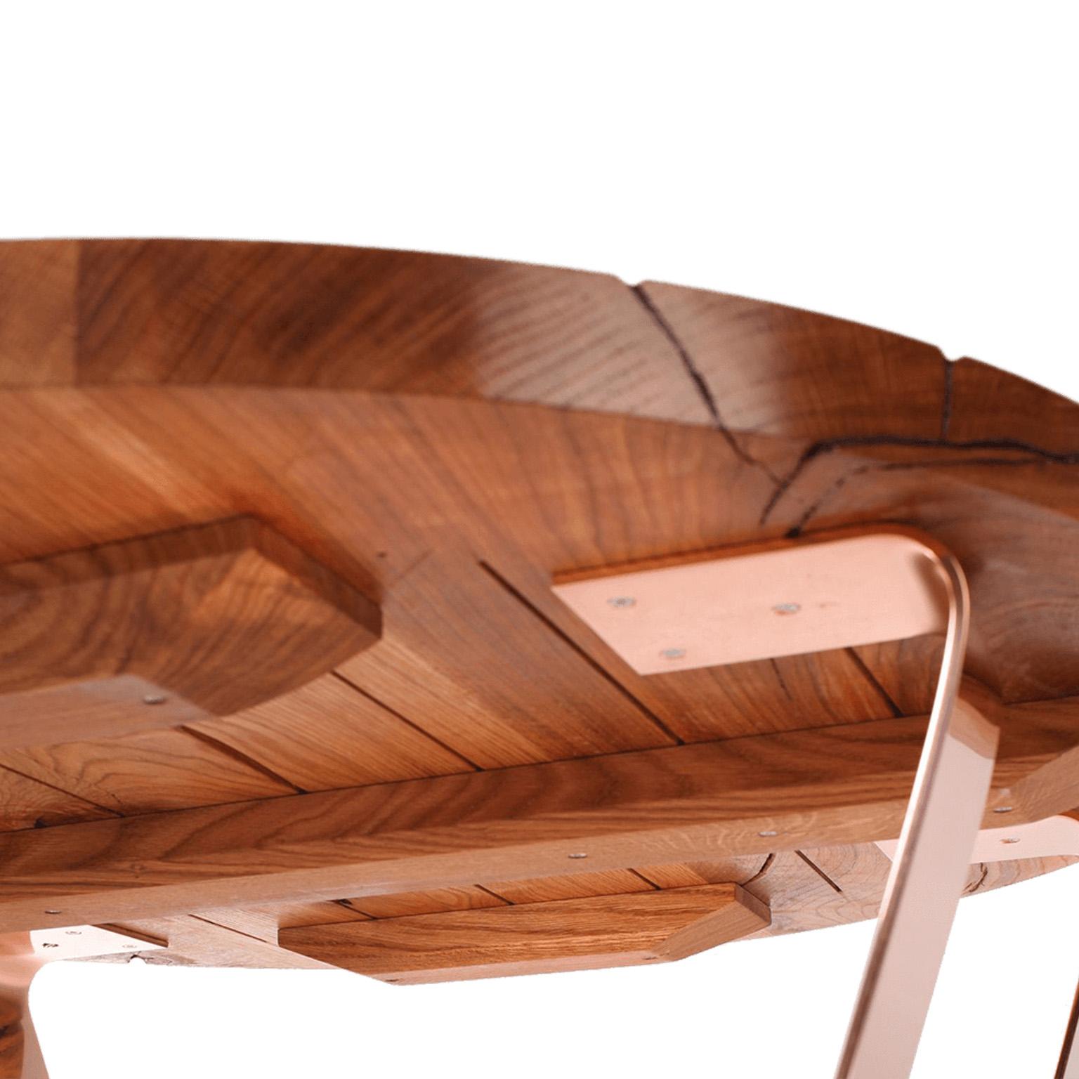 Dieser luxuriöse Couchtisch kombiniert edles, massives Holz mit glänzenden Kupferbeinen. Die feine Oberfläche fühlt sich wunderbar glatt an und sieht fantastisch aus. Eine Kupfereinlage wird sorgfältig in eine alte Eiche eingelassen. Dieser Tisch