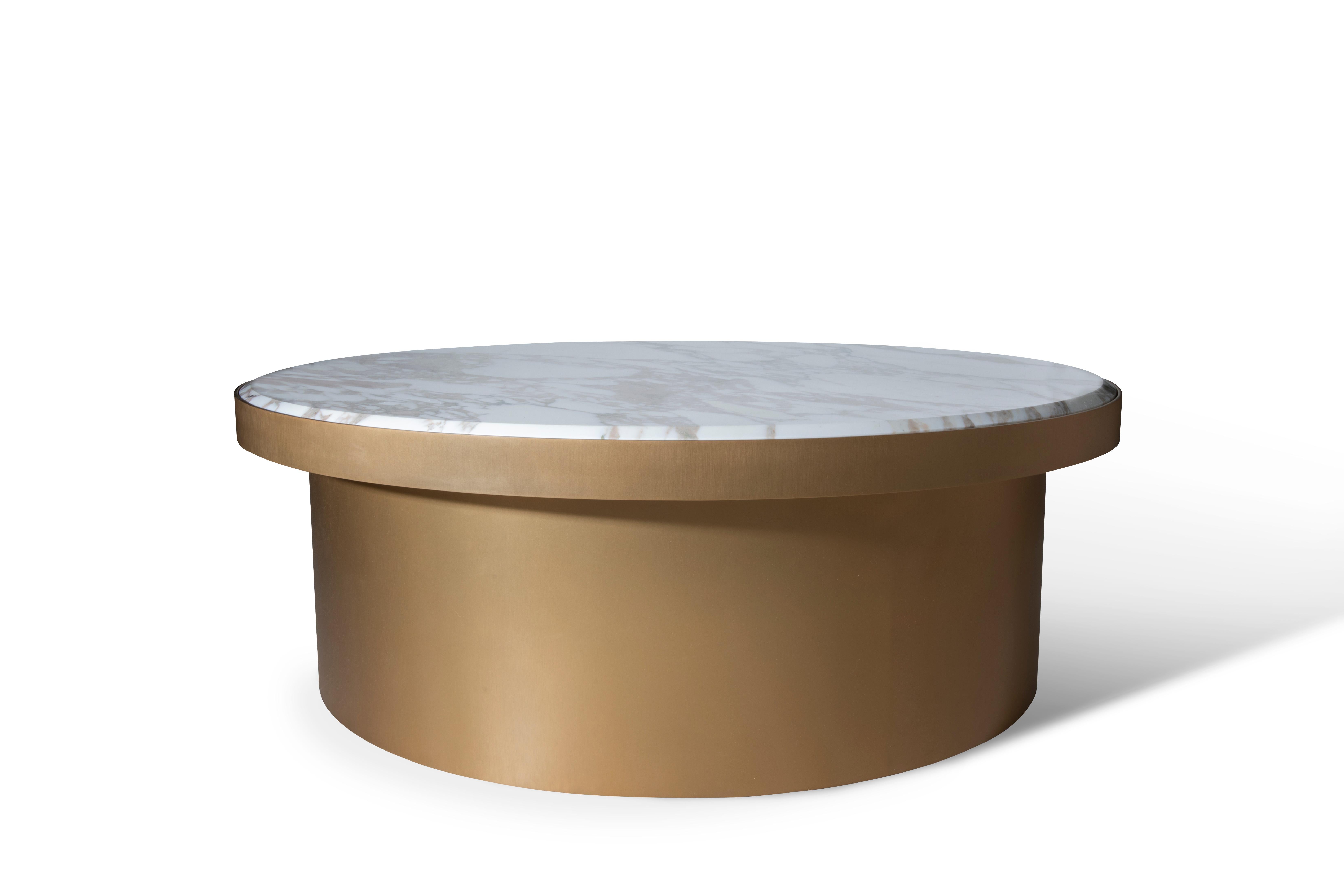 The CALIZ Royal round coffee table made of noble metal is inspired by the insignia of the powerful sovereigns. A central metal pillar opens up to a metal surrounded marble top and creates a touch of elegant in various interiors. 

As shown Metal: