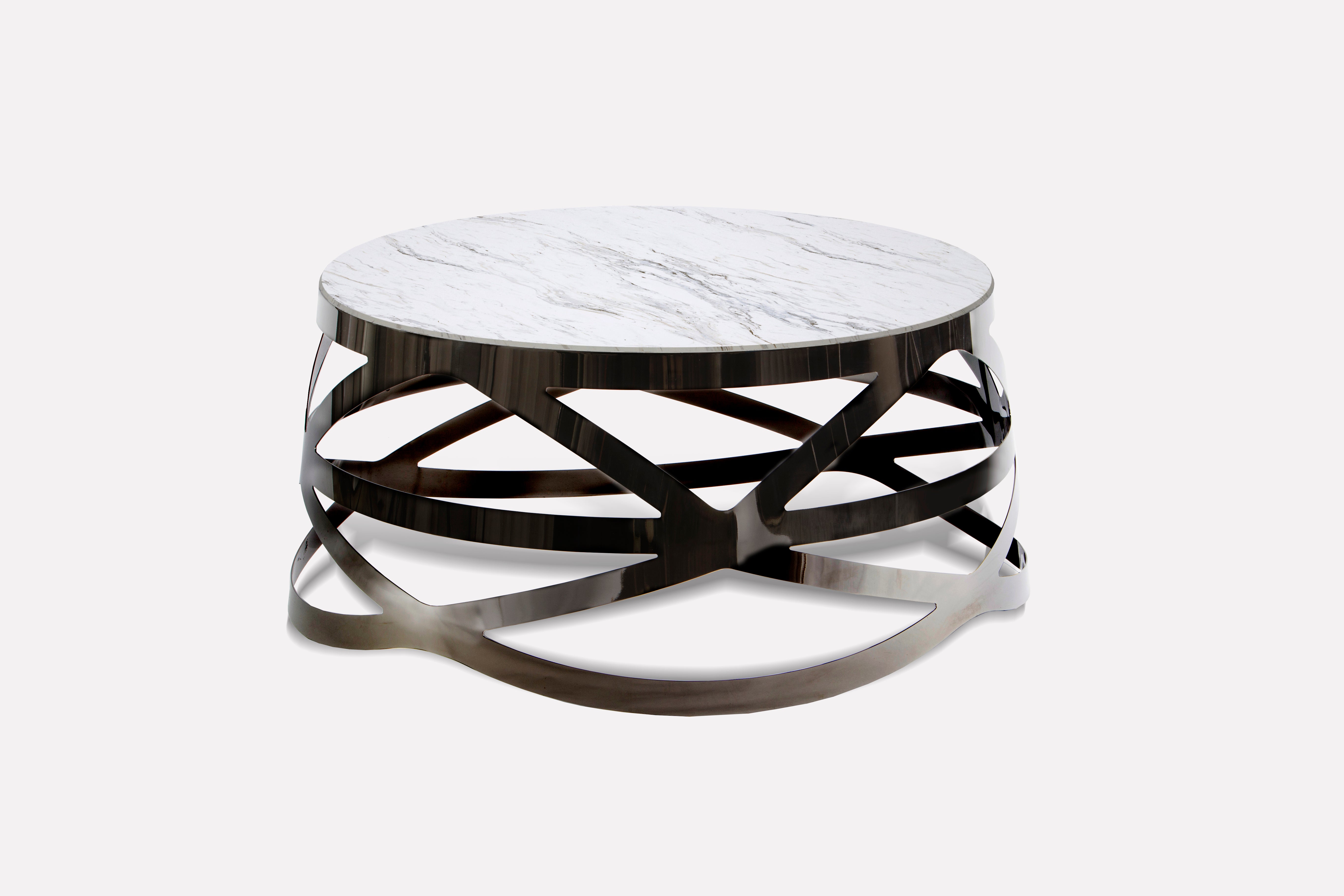 CROWN ROYAL est une table basse avec une structure de base en acier inoxydable semblable à un exosquelette et un plateau en marbre... Cette table basse respire le luxe et excelle par ses finitions lisses qui témoignent d'un travail artisanal