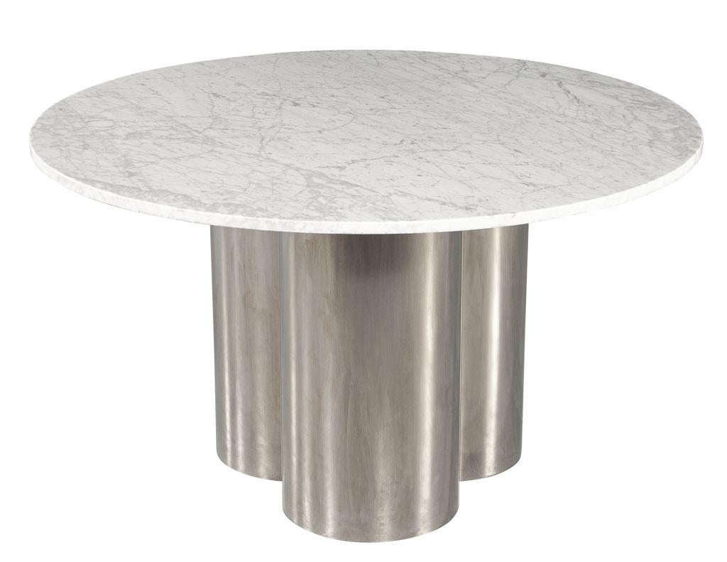 Moderner runder Tisch mit Marmorplatte und Metallsockel im Angebot 5