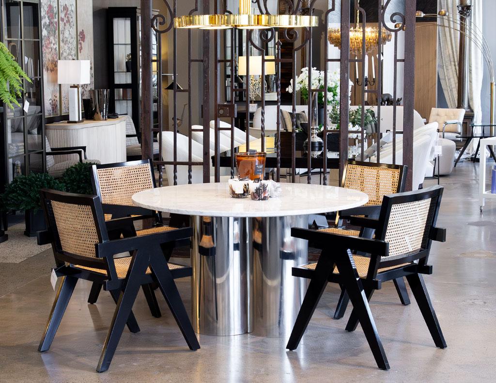 Moderner runder Tisch mit Marmorplatte und Metallsockel im Angebot 6