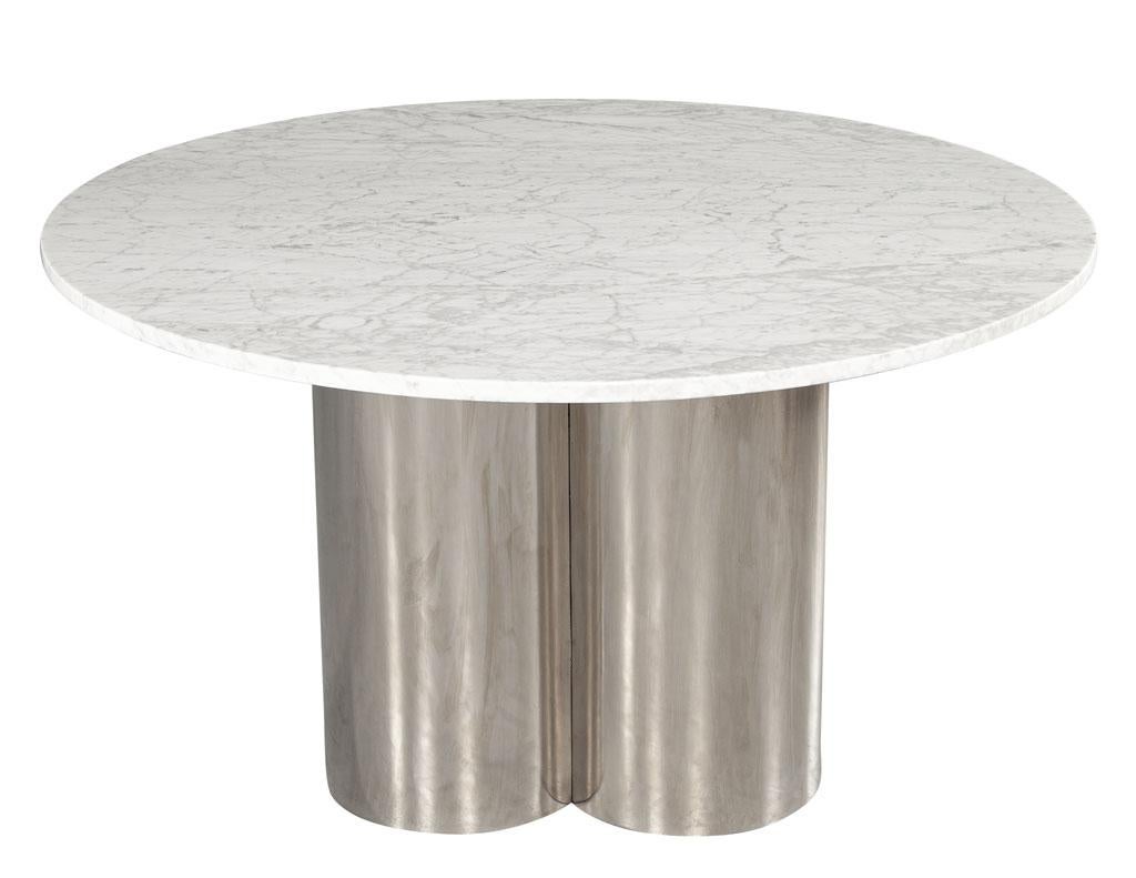 Moderner runder Tisch mit Marmorplatte und Metallsockel (Kanadisch) im Angebot