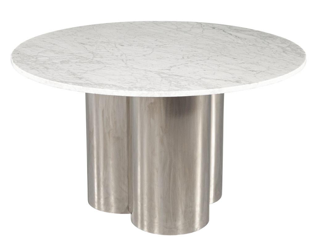 Moderner runder Tisch mit Marmorplatte und Metallsockel (Handgefertigt) im Angebot