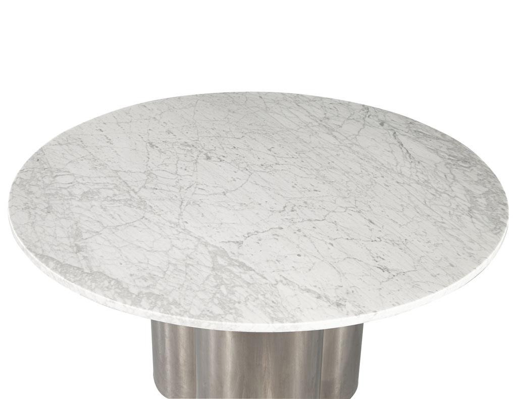 Moderner runder Tisch mit Marmorplatte und Metallsockel im Zustand „Gut“ im Angebot in North York, ON